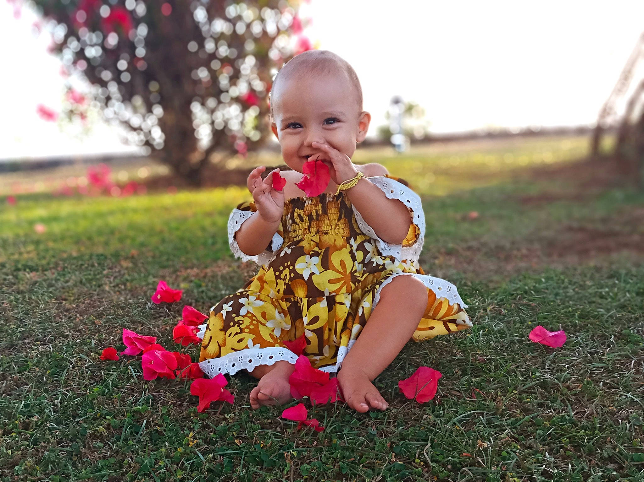 Léïa participe au concours pour gagner de l'argent avec cette photo : baby, baby_toddler_clothing, child, dress, flash_photography, fun, grass, grass_family, happy, joy, leaf, leisure, meadow, people_in_nature, person, petal, plant, playing_with_kids, sky, sunlight
