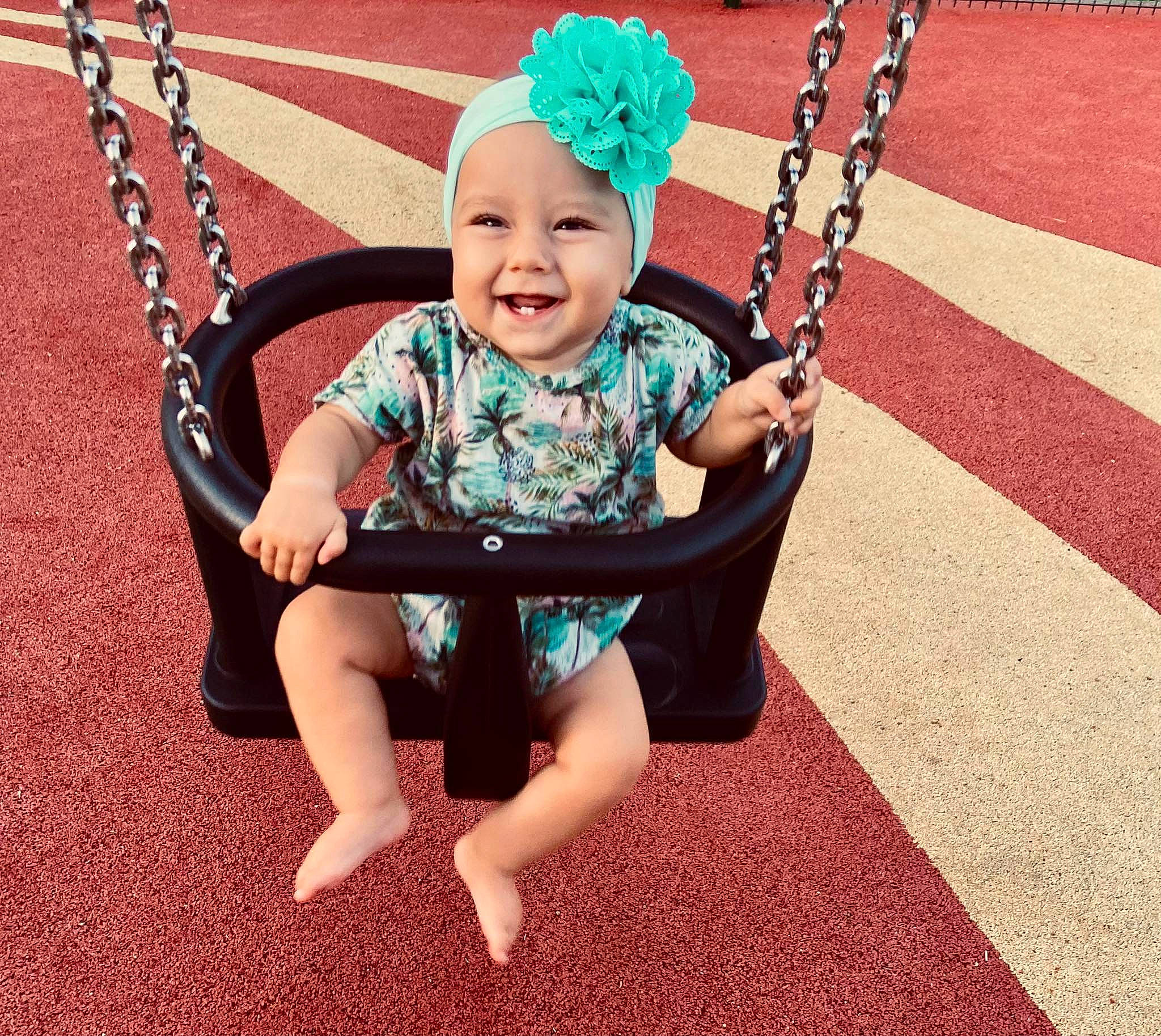 Léïa a rejoint le concours — aidez-le/la à gagner de superbes lots ! baby, baby_toddler_clothing, beauty, child, cool, facial_expression, fun, grass, happy, headwear, human_body, jewellery, joy, leisure, people, person, pink, playground, sitting, sleeve