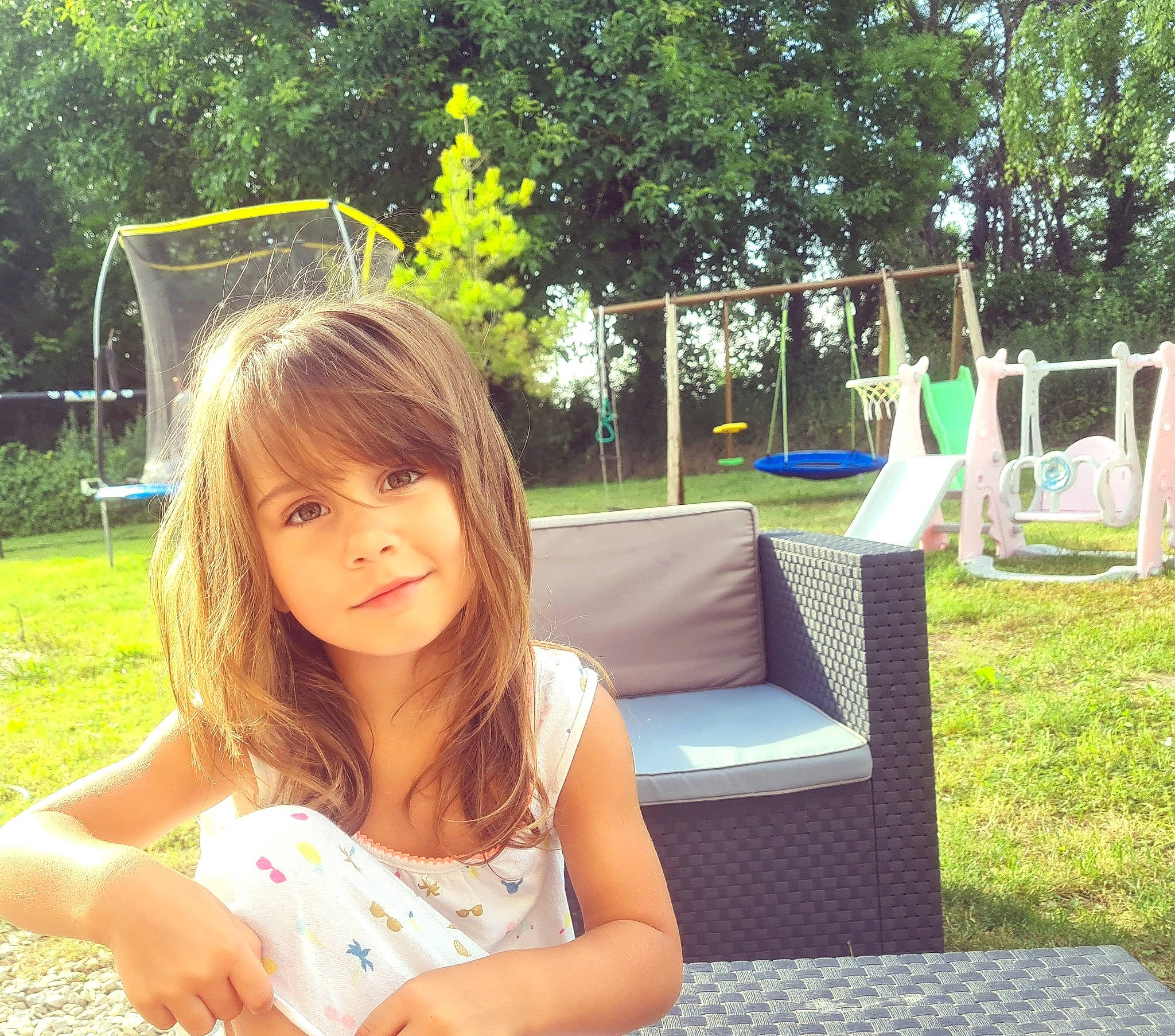 Athèna a rejoint le concours — aidez-le/la à gagner de superbes lots ! backyard, bangs, fun, garden, grass, green, happy, joy, lawn, leisure, necklace, outdoor_furniture, outdoor_play_equipment, person, plant, recreation, shade, sitting, table, tree