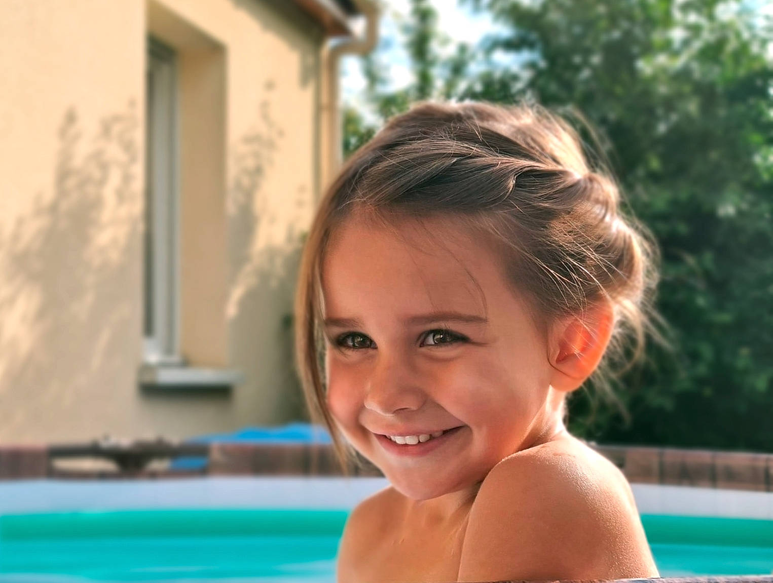 Athèna participe au concours pour gagner de l'argent avec cette photo : azure, bathing, body_of_water, chest, eyebrow, fun, hair, happy, head, indoor_games_and_sports, joy, leisure, person, pool, recreation, smile, swimming_pool, swimwear, toddler, tree