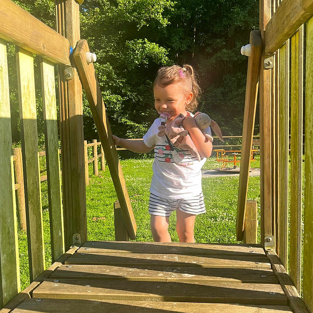 Inês a rejoint le concours — aidez-le/la à gagner de superbes lots ! architecture, backyard, building, face, grass, head, house, housing, nature, outdoors, park, person, photography, plant, porch, portrait, summer, vegetation, wood, yard