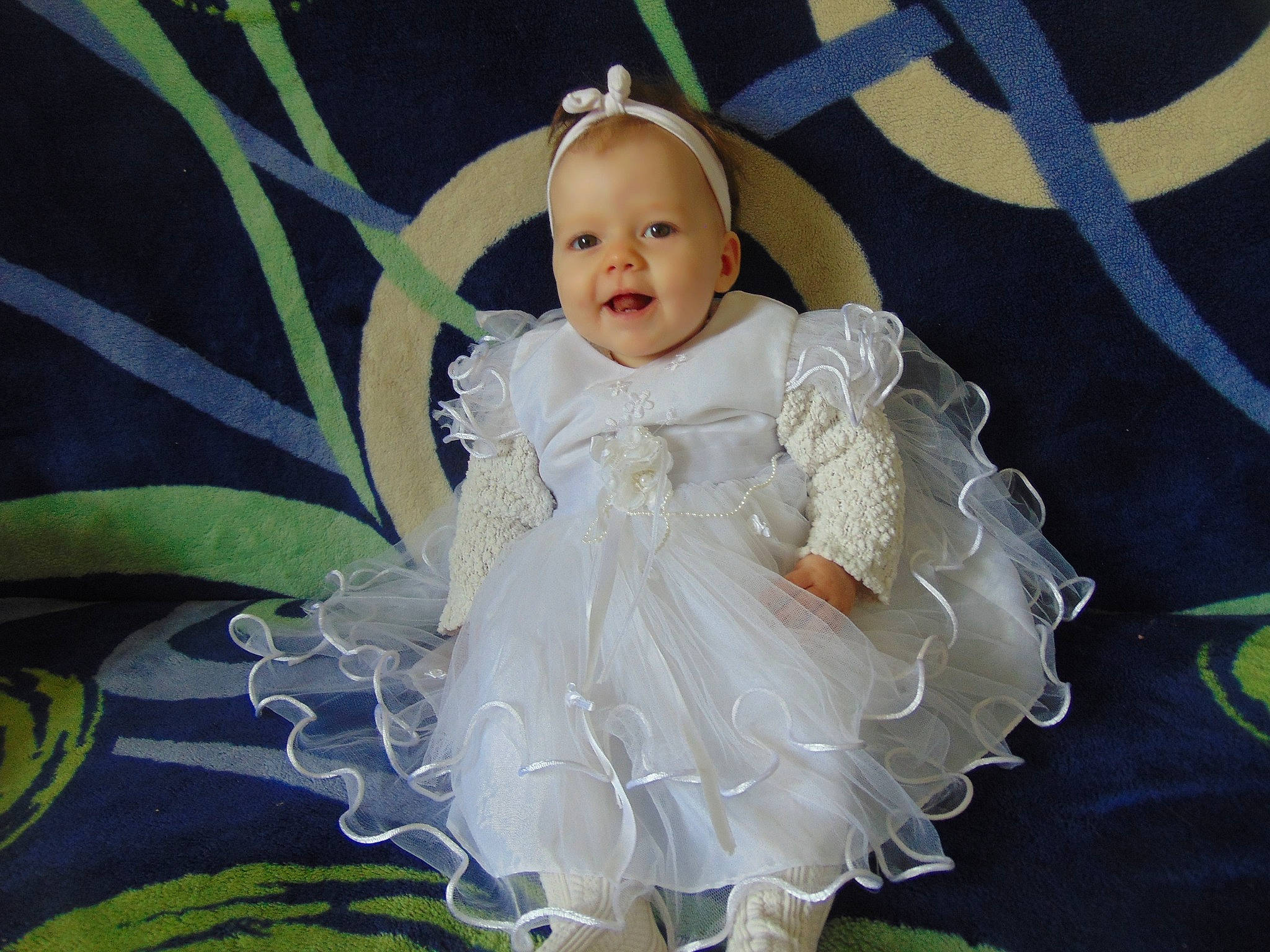 Julie a rejoint le concours — aidez-le/la à gagner de superbes lots ! baby, baby_toddler_clothing, bridal_accessory, child, day_dress, dress, embellishment, event, fashion_accessory, flash_photography, hair_accessory, happy, head, headpiece, linens, person, plant, sitting, smile, textile