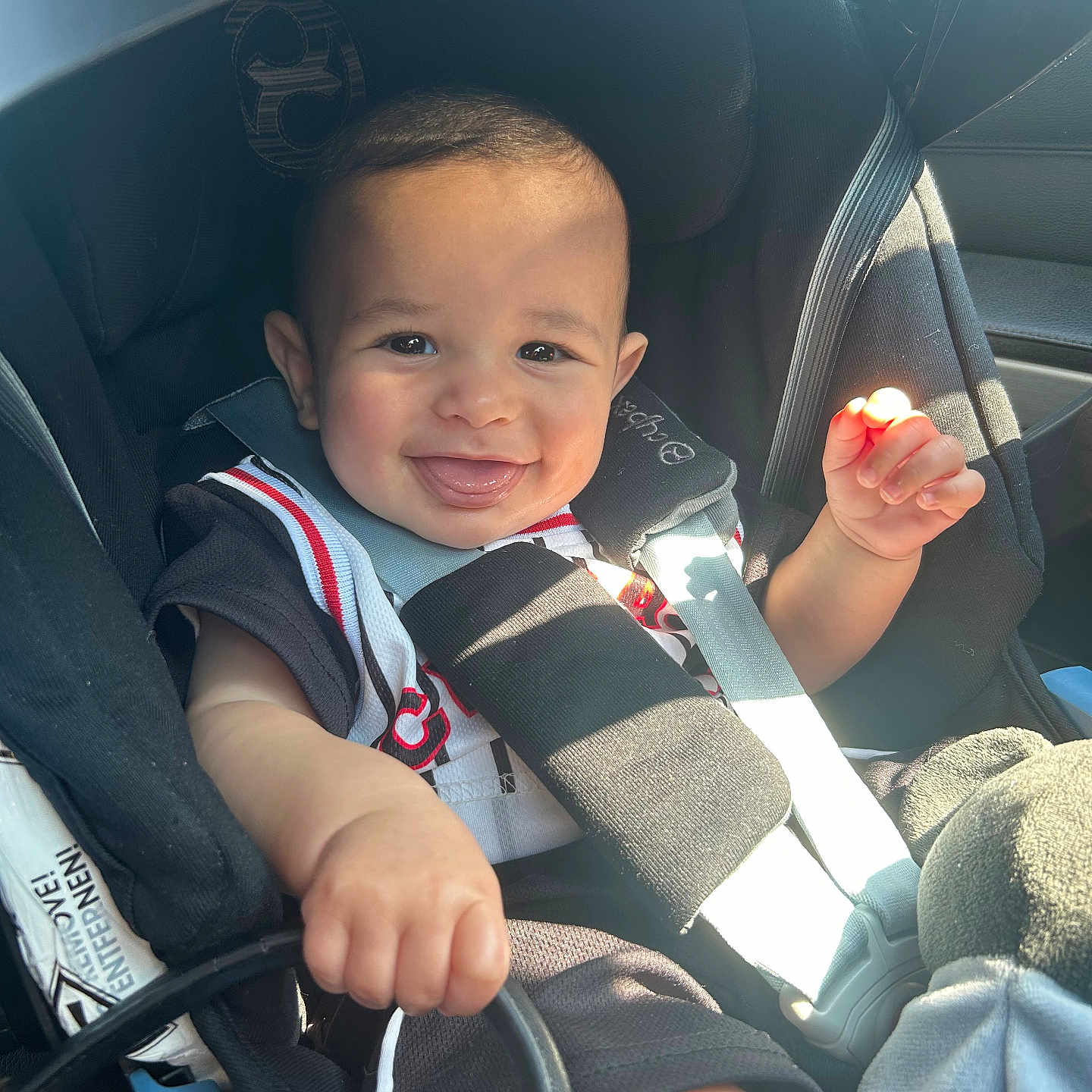 Serhat participe au concours pour gagner de l'argent avec cette photo : baby, car, car_seat, child, clothing, cute, face, hand, happy, infant, inside, portrait, seat, seatbelt, smiling, sunlight, toy, transportation, window, young