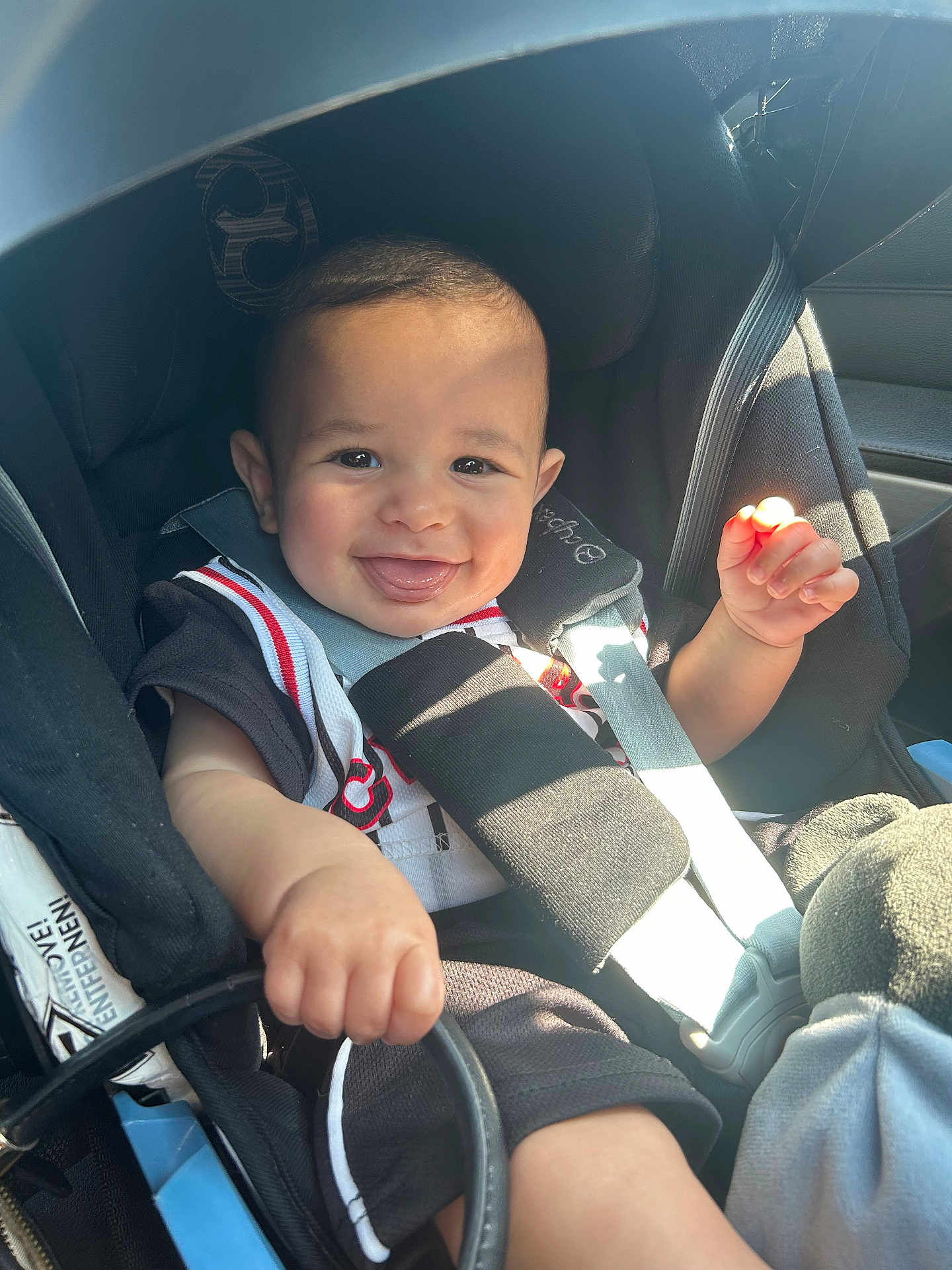 Serhat participe au concours pour gagner de l'argent avec cette photo : baby, car_seat, smiling, child, seatbelt, toy, sunlight, window, clothing, happy, hand, face, infant, car, seat, transportation, cute, portrait, young, inside