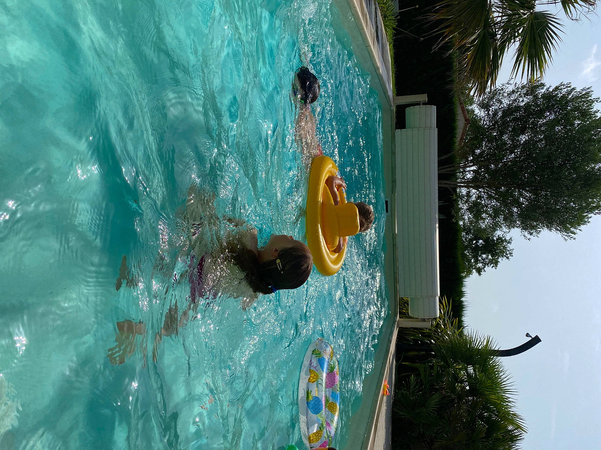 Këona a rejoint le concours — aidez-le/la à gagner de superbes lots ! arecales, azure, bathing, duck, fluid, fun, leisure, leisure_centre, liquid, palm_tree, person, plant, recreation, reflection, sky, swimming_pool, tree, water, water_park, wave