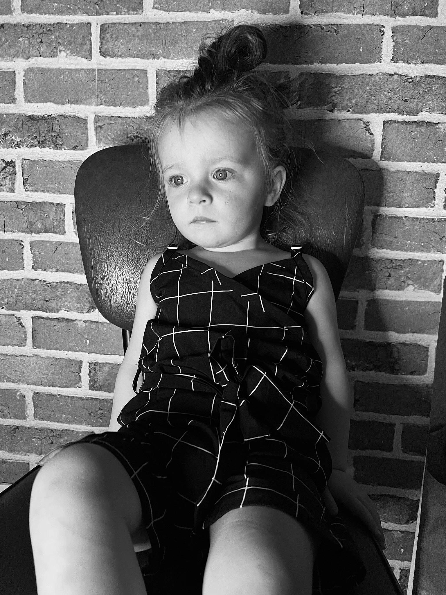 Këona a rejoint le concours — aidez-le/la à gagner de superbes lots ! black, black_and_white, brick, brickwork, eye, face, flash_photography, hair, hairstyle, head, human, knee, lip, monochrome, person, shoulder, standing, style, thigh, tints_and_shades