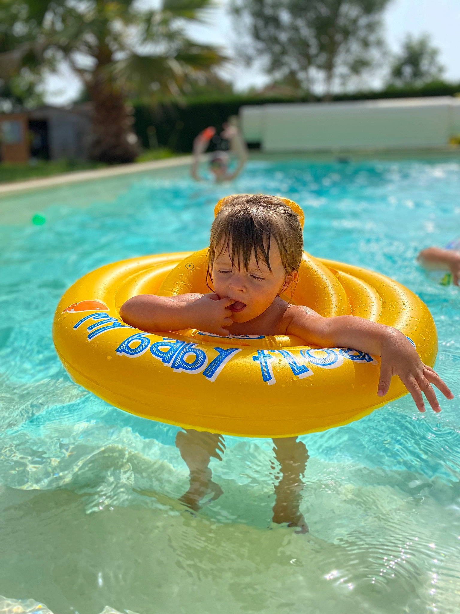 Këona participe au concours pour gagner de l'argent avec cette photo : aqua, baby_float, bathing, child, fun, happy, inflatable, leisure, leisure_centre, nonbuilding_structure, person, personal_protective_equipment, play, recreation, swimming_pool, swimwear, toddler, tree, water, water_park