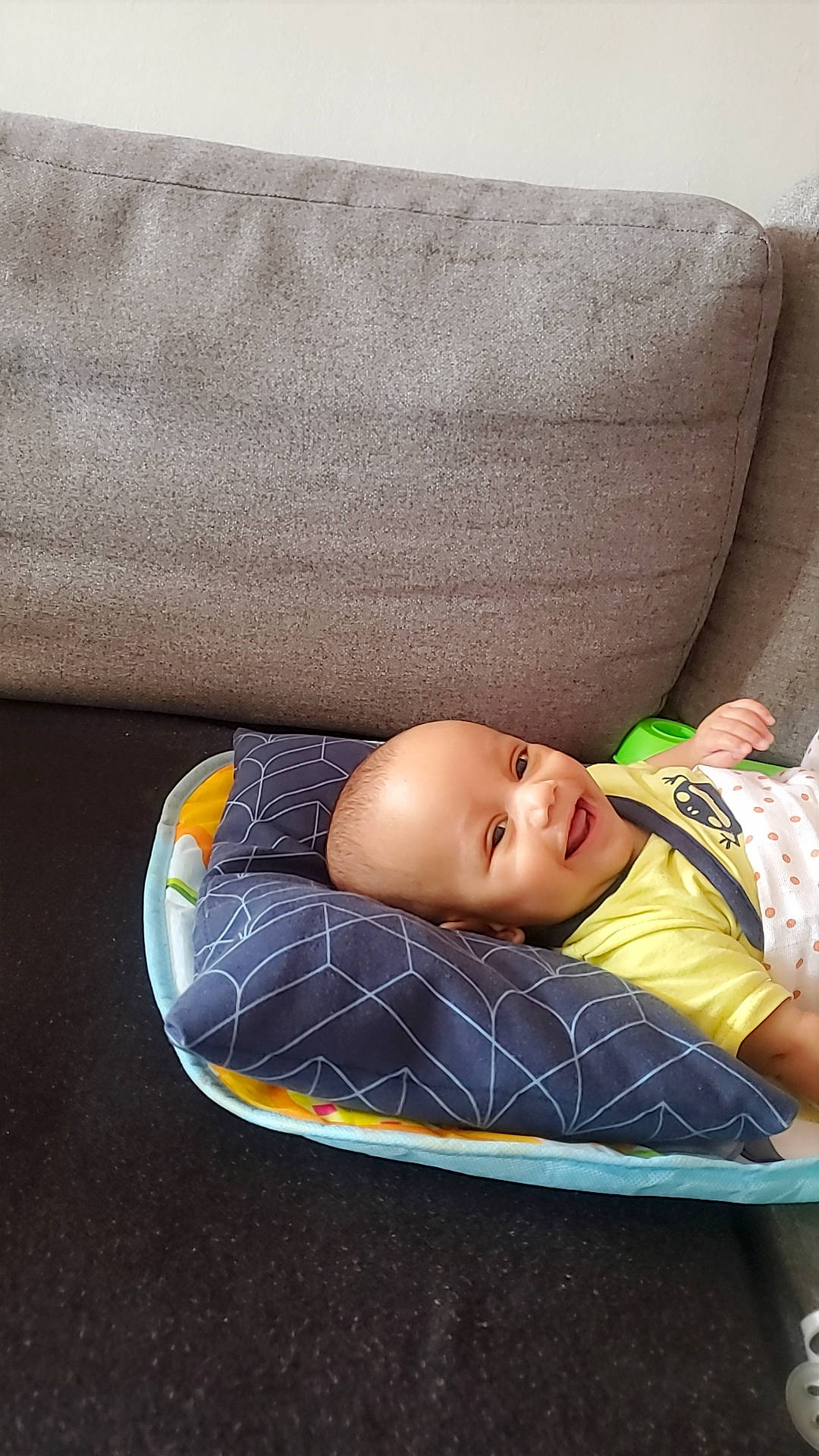 Djayan a rejoint le concours — aidez-le/la à gagner de superbes lots ! baby, baby_carriage, baby_products, baby_toddler_clothing, child, comfort, fashion_accessory, flooring, grass, human_body, joy, knee, linens, nap, pattern, person, sitting, sleep, sleeve, toddler