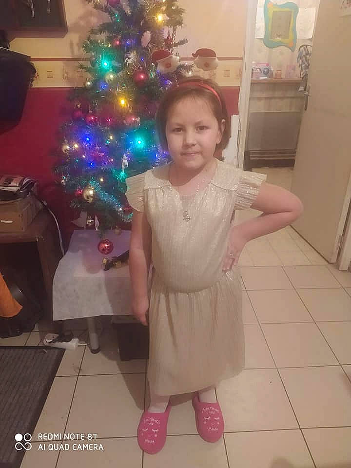 Melinda a rejoint le concours — aidez-le/la à gagner de superbes lots ! christmas, christmas_decoration, christmas_ornament, christmas_tree, dress, event, evergreen, flooring, fun, happy, holiday, holiday_ornament, joy, leg, ornament, person, pink, purple, smile, standing