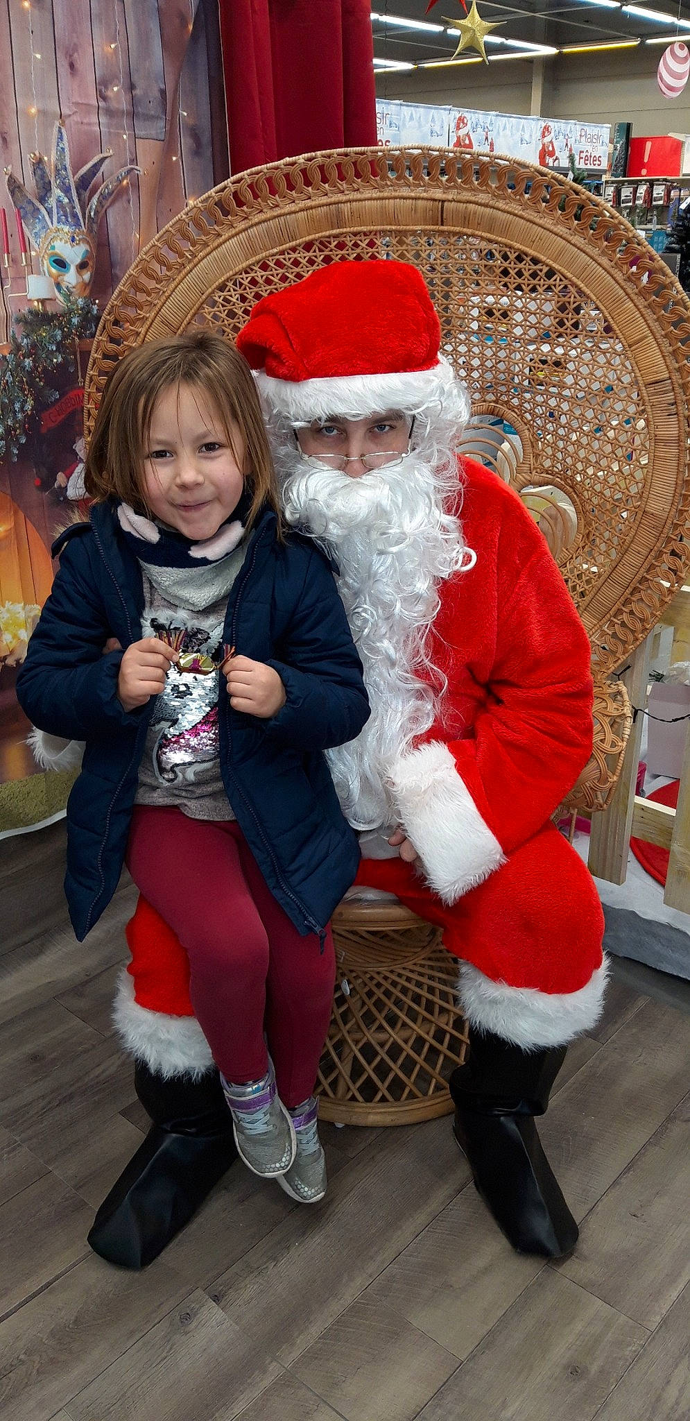 Melinda a rejoint le concours — aidez-le/la à gagner de superbes lots ! beard, christmas, christmas_eve, costume, facial_hair, fictional_character, fur, fur_clothing, holiday, human_body, lap, person, santa_claus