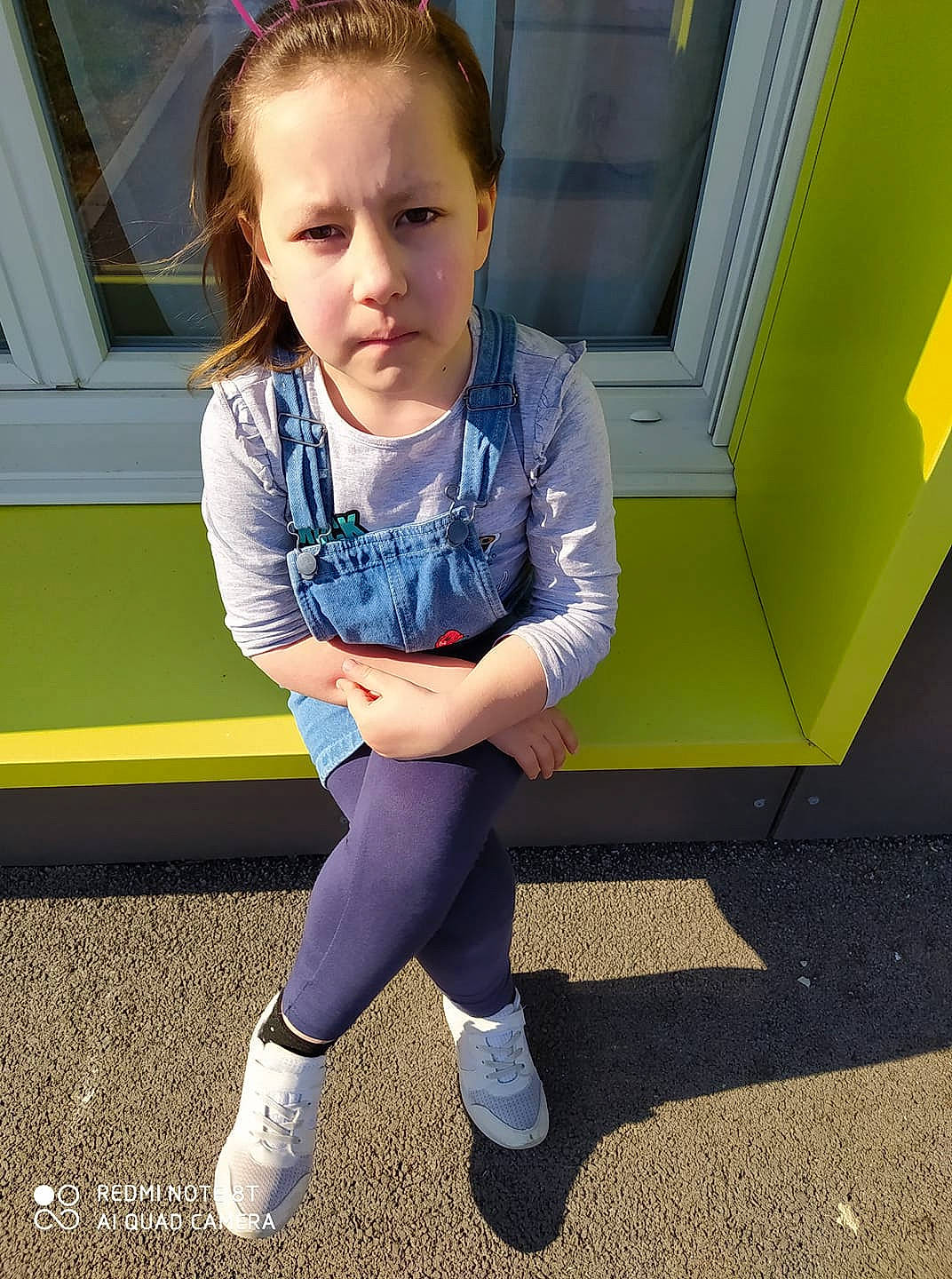 Melinda participe au concours pour gagner de l'argent avec cette photo : blue, child, child_model, denim, electric_blue, footwear, fun, jeans, leg, person, play, playground, shoe, sitting, smile, standing, t_shirt, toddler, yellow