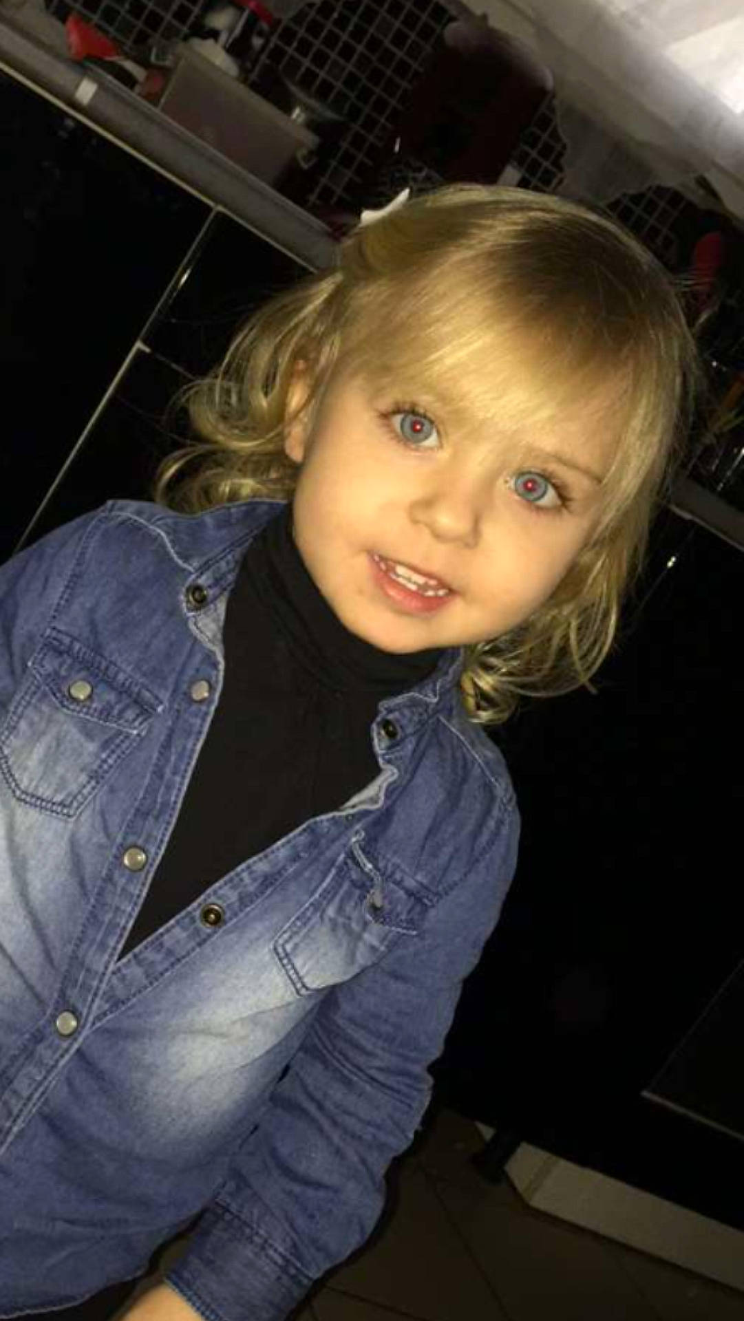 Maïlane participe au concours pour gagner de l'argent avec cette photo : beauty, blond, child, eye, facial_expression, girl, glasses, hair, hairstyle, head, human_positions, lady, model, person, photo_shoot, photography, portrait, skin, smile, toddler