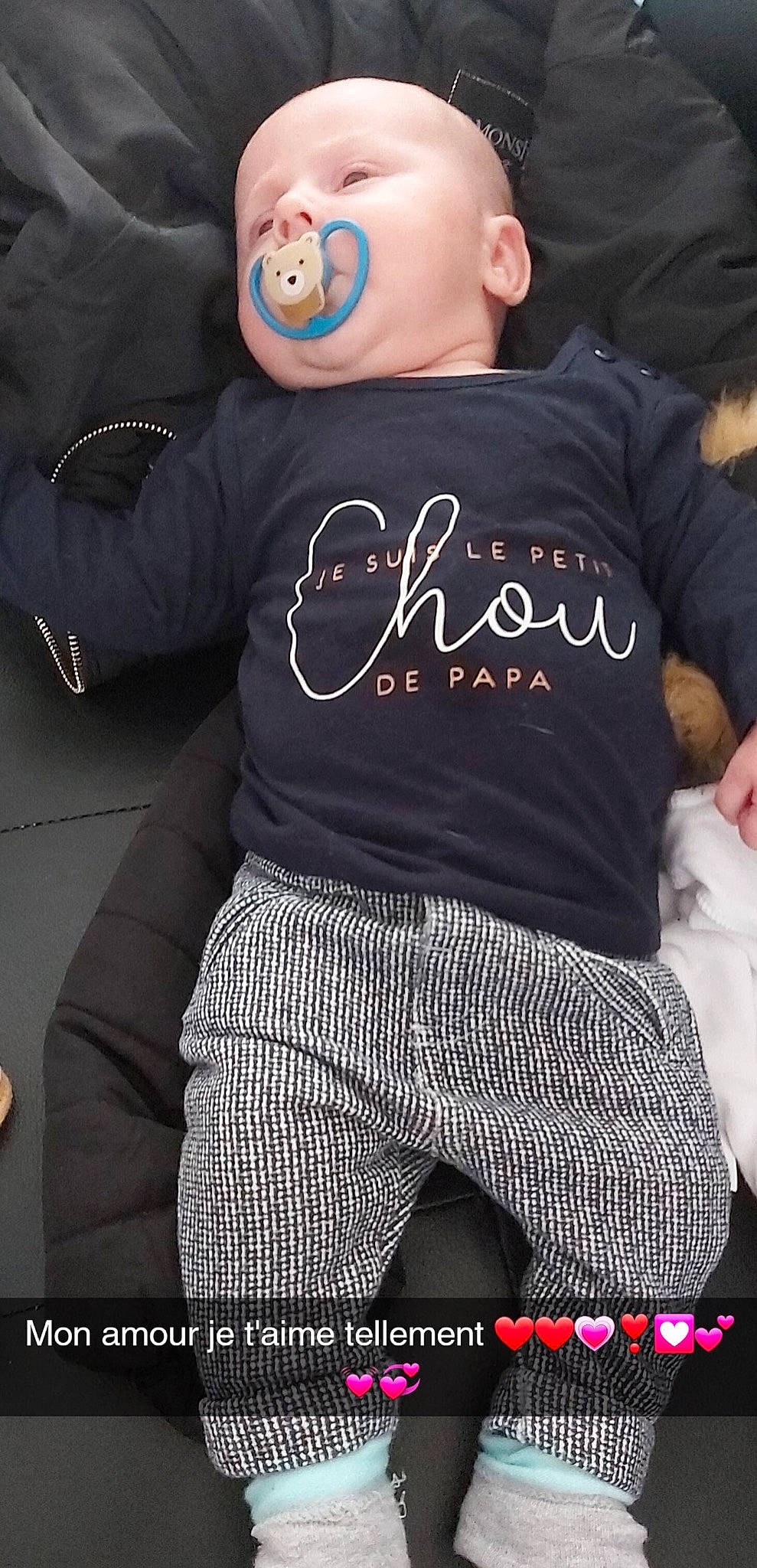 Julien participe au concours pour gagner de l'argent avec cette photo : baby_toddler_clothing, blue, child, elbow, electric_blue, font, head, human_body, jersey, logo, pattern, person, personal_protective_equipment, photo_caption, sitting, sleeve, sportswear, t_shirt, thigh, toddler