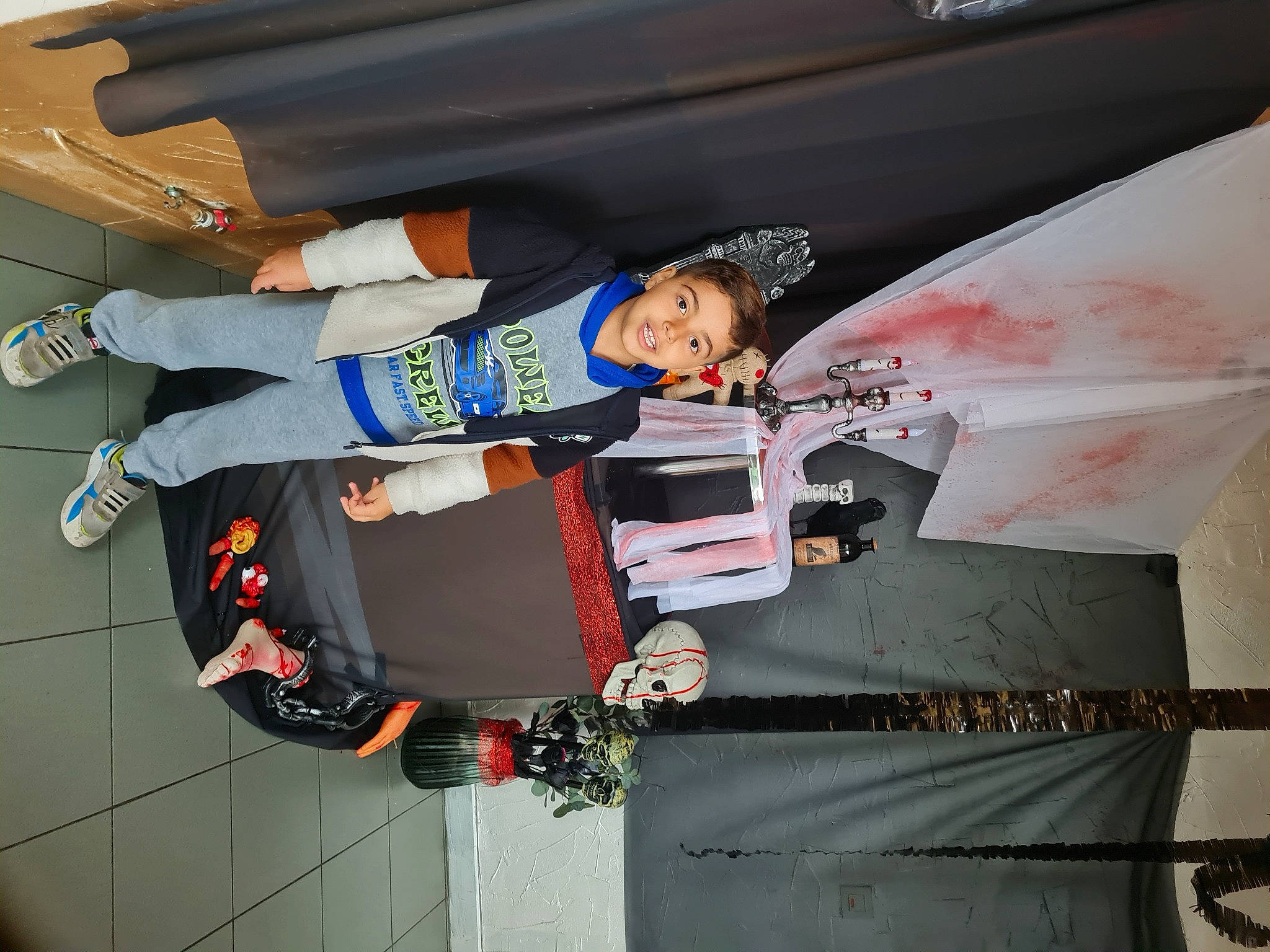 Tedj Eddine participe au concours pour gagner de l'argent avec cette photo : automotive_exterior, fun, joy, outdoor_shoe, person, recreation, sleeve, t_shirt, toddler, walking_shoe