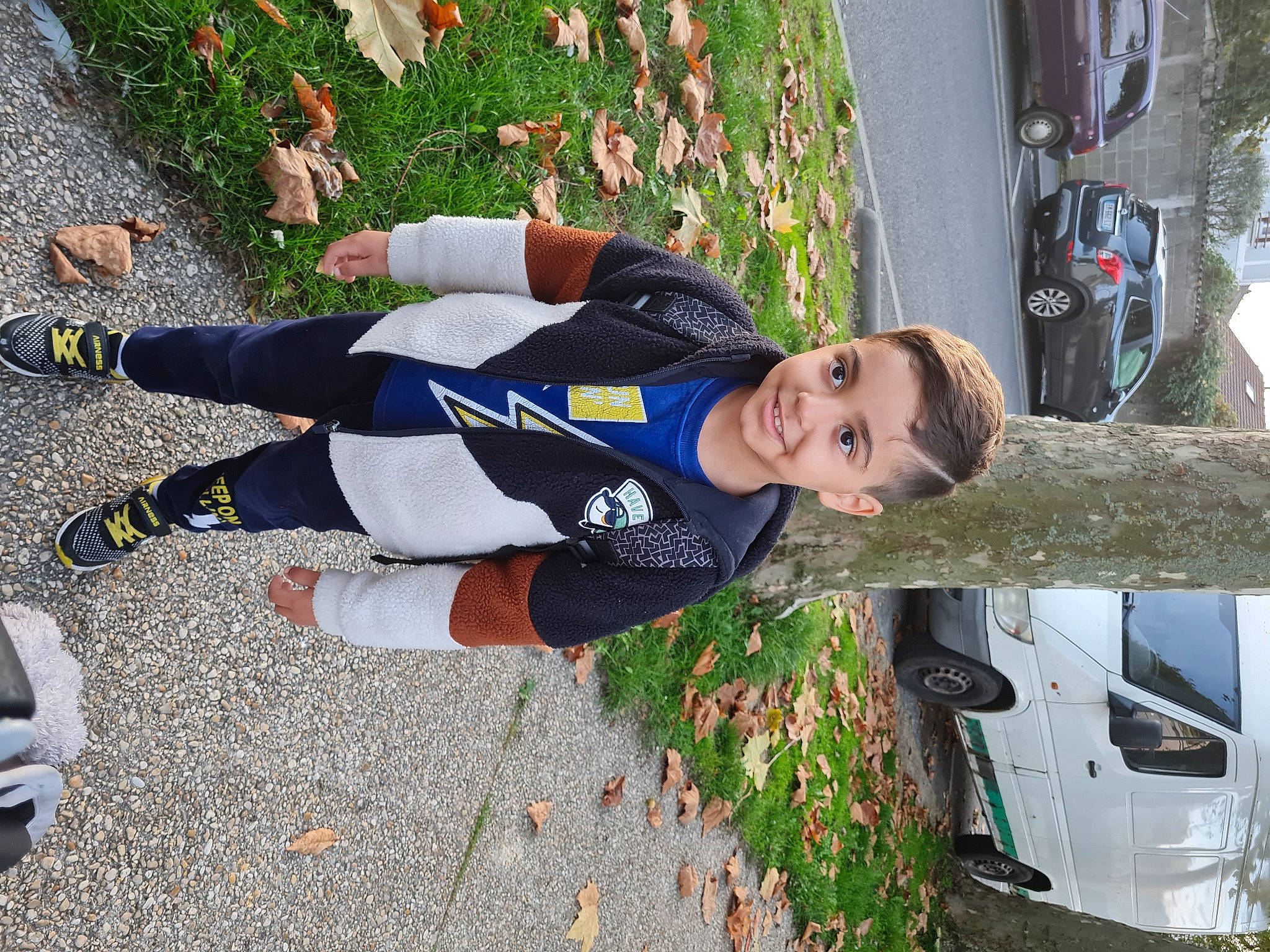 Tedj Eddine participe au concours pour gagner de l'argent avec cette photo : asphalt, automotive_design, automotive_exterior, automotive_lighting, car, carmine, family_car, fun, grass, human_leg, joy, knee, motor_vehicle, pattern, person, plant, sock, tire, tree, vehicle