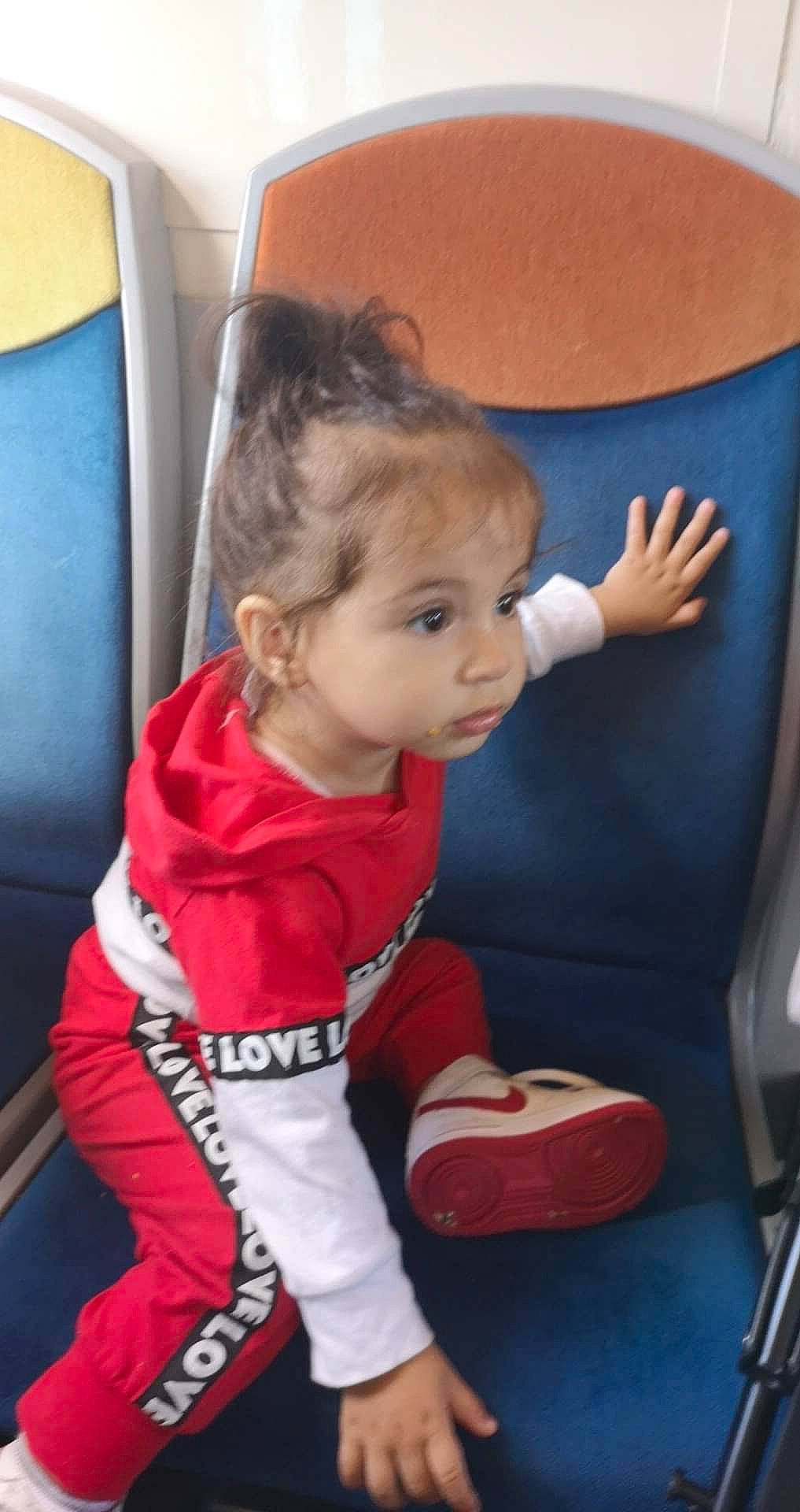 Eva participe au concours pour gagner de l'argent avec cette photo : baby, baby_products, baby_toddler_clothing, blond, car_seat, carmine, chair, cheek, child, comfort, eye, flooring, fun, lap, person, product, room, sitting, sleeve, sock