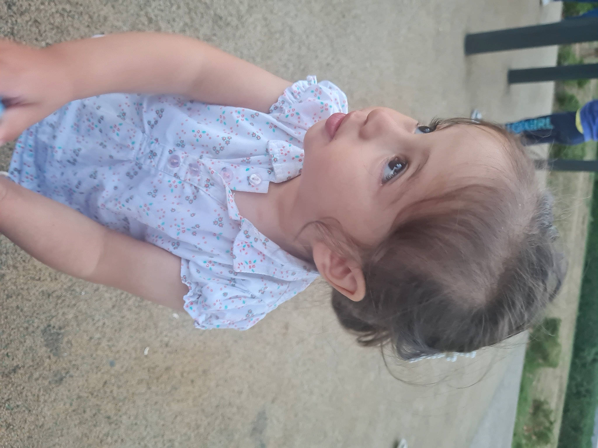 Eva a rejoint le concours — aidez-le/la à gagner de superbes lots ! baby, chest, child, elbow, fun, grass, happy, human_body, iris, lip, neck, nose, person, plant, skin, smile, t_shirt, thigh, toddler, tree