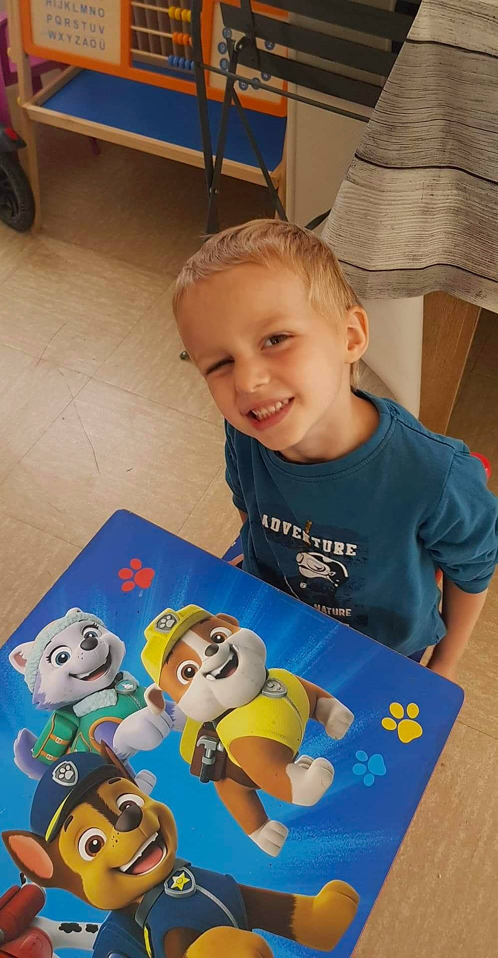 Evan participe au concours pour gagner de l'argent avec cette photo : baby, baby_toddler_clothing, chair, child, facial_expression, flooring, fun, happy, illustration, joy, pattern, person, play, recreation, room, sitting, smile, t_shirt, toddler