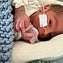 Elio a rejoint le concours — aidez-le/la à gagner de superbes lots ! newborn, baby, infant, blanket, knitted, pacifier, feeding_tube, medical, hospital, cozy, wrapped, cute, small_hand, face, eyes, resting, laying, soft, warm, person