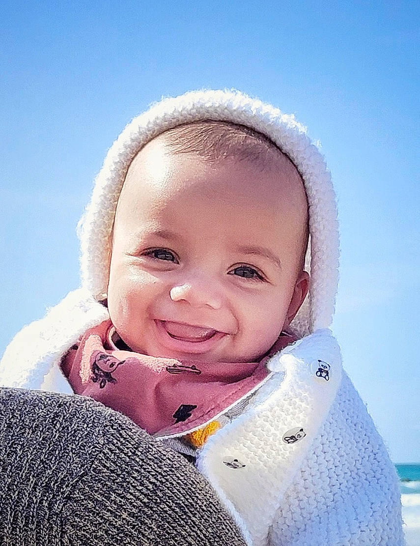 Robin participe au concours pour gagner de l'argent avec cette photo : baby, baby_toddler_clothing, cheek, comfort, electric_blue, eye, eyebrow, face, fashion_accessory, flash_photography, fun, happy, iris, joy, nose, person, sky, sleeve, smile, textile