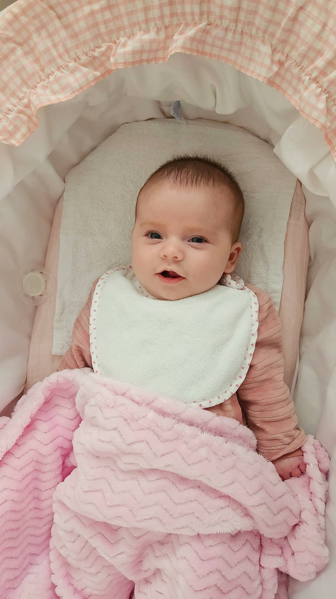 Louna a rejoint le concours — aidez-le/la à gagner de superbes lots ! baby, baby_products, baby_toddler_clothing, cheek, child, comfort, eye, happy, iris, linens, magenta, pattern, person, pink, product, sitting, skin, sleeve, smile, textile