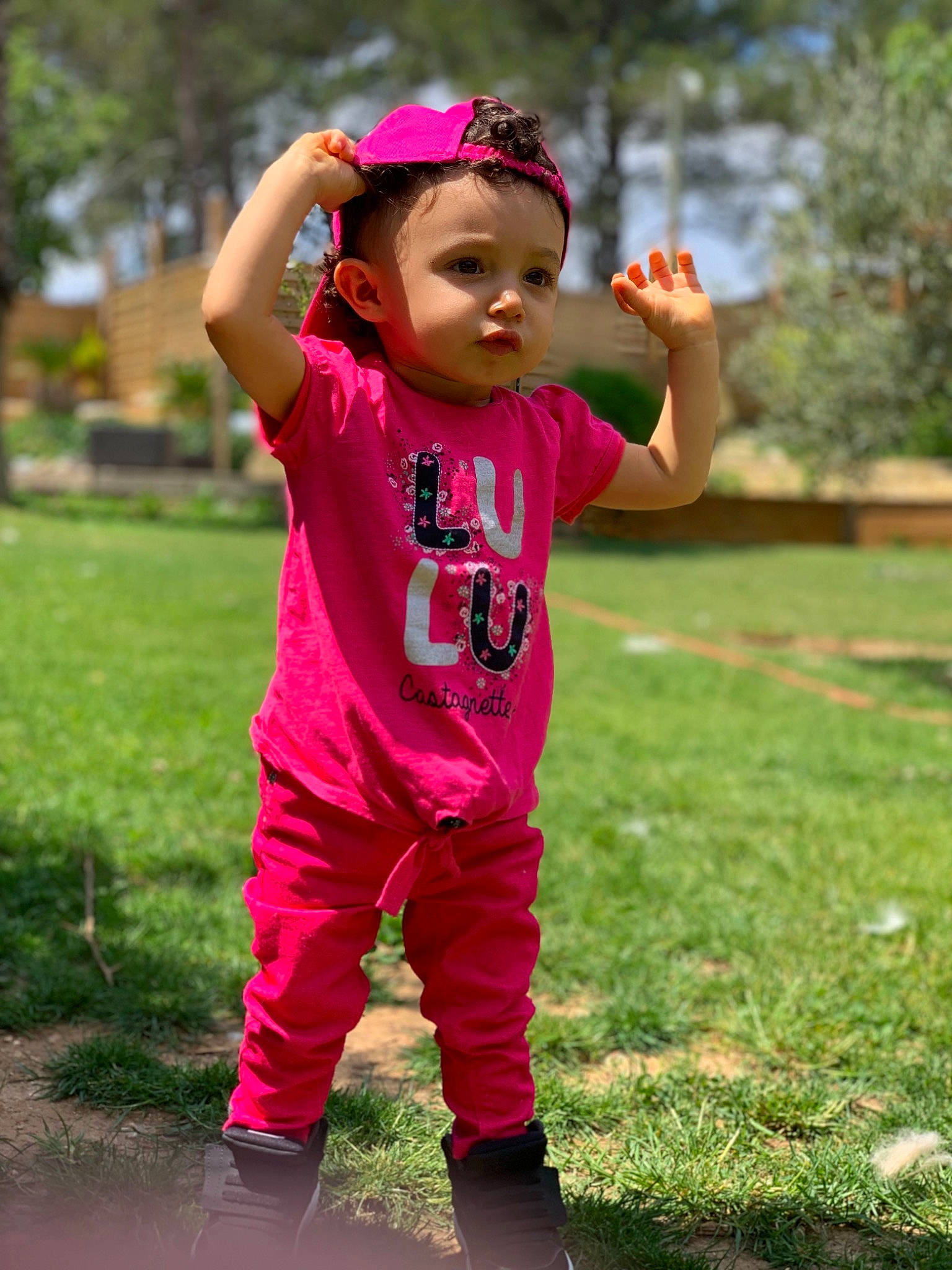 Giulianna a rejoint le concours — aidez-le/la à gagner de superbes lots ! child, child_model, fun, grass, happy, leisure, magenta, person, pink, plant, play, red, toddler