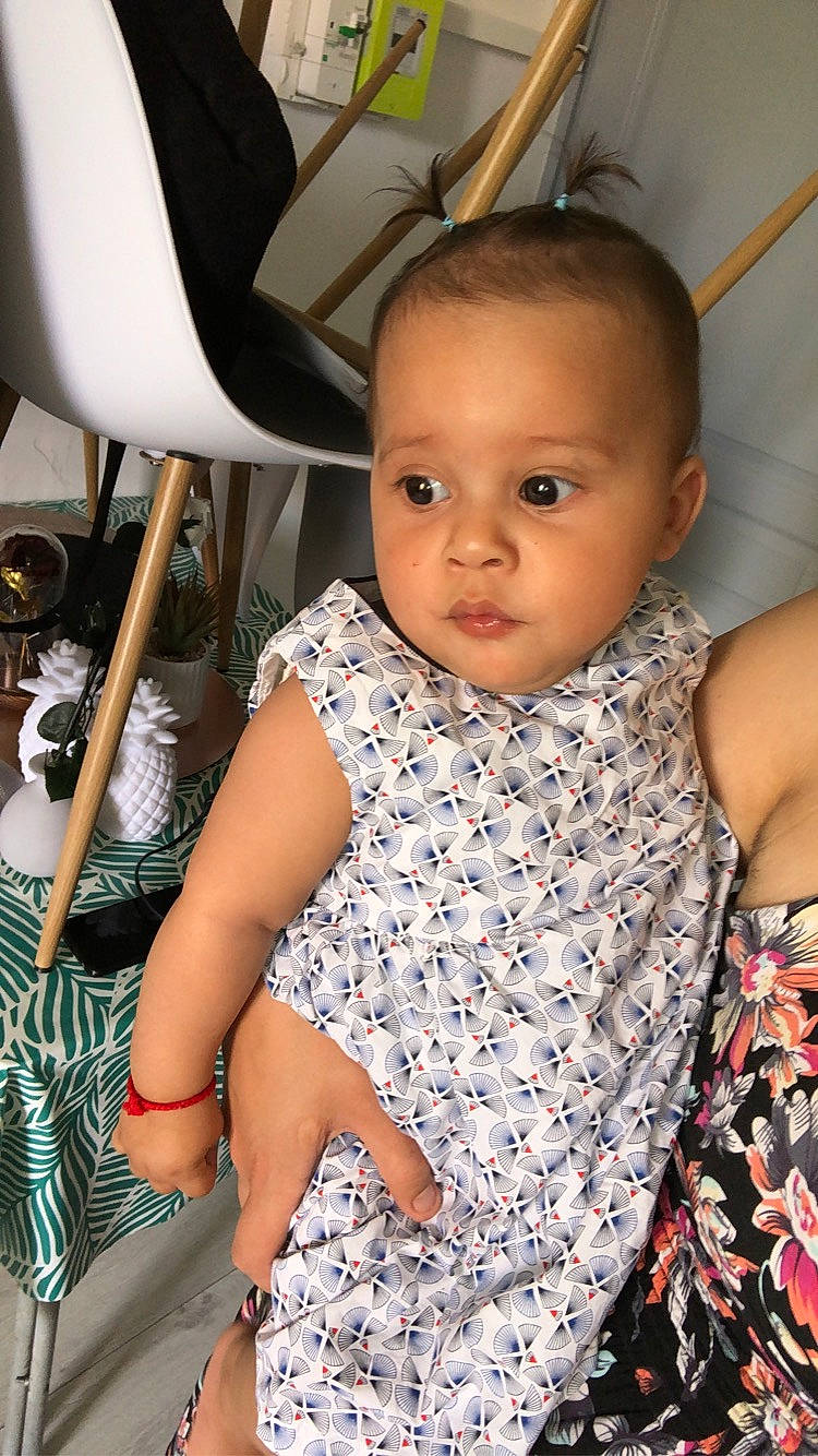 Naïah participe au concours pour gagner de l'argent avec cette photo : baby_toddler_clothing, chair, cheek, chin, eye, eyebrow, eyelash, face, facial_expression, finger, hairstyle, happy, head, human, iris, lip, mouth, neck, person, product