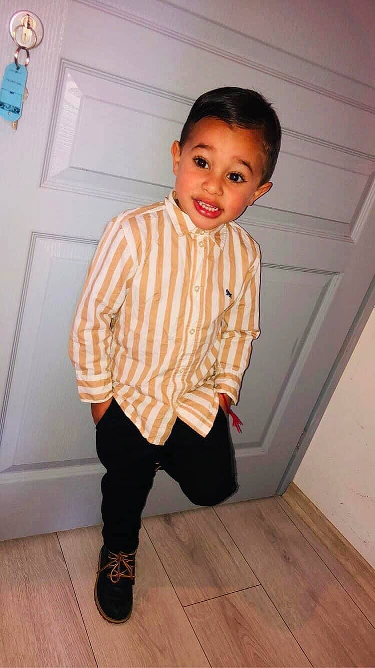 Kaïs participe au concours pour gagner de l'argent avec cette photo : baby_toddler_clothing, collar, dress_shirt, face, fashion_design, flash_photography, flooring, formal_wear, hair, hardwood, head, human_body, joy, knee, leg, person, sleeve, sportswear, t_shirt, toddler