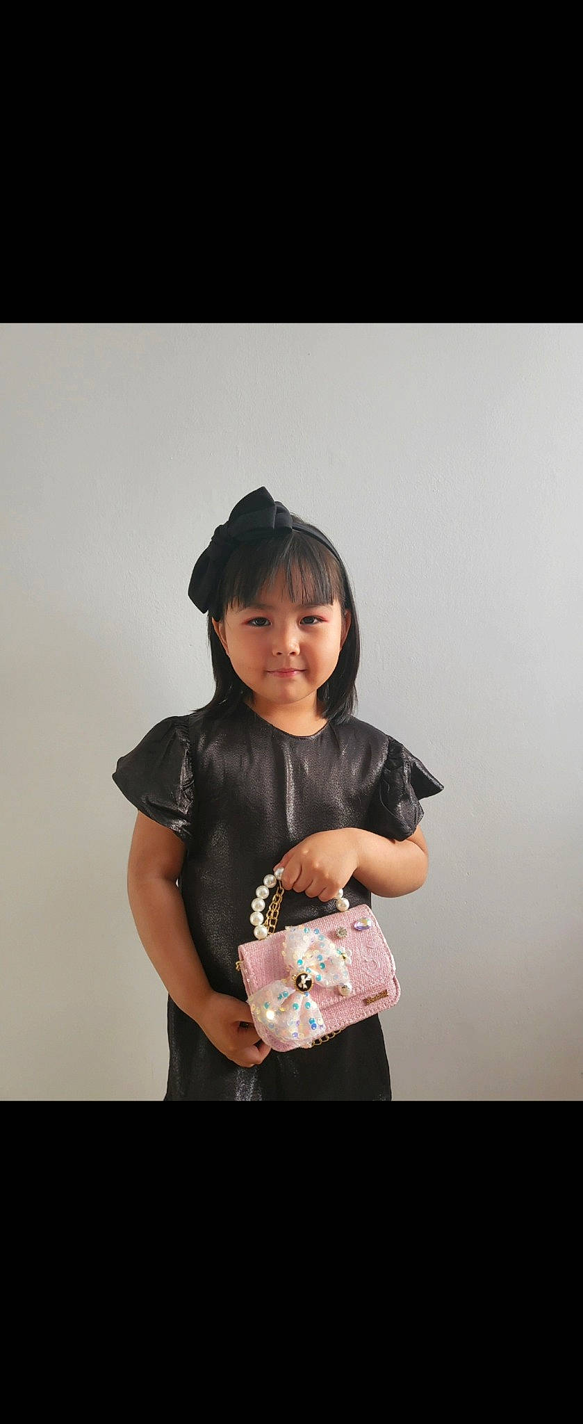 Ariuntsetseg a rejoint le concours — aidez-le/la à gagner de superbes lots ! bag, child, elbow, face, fashion_accessory, fashion_design, flash_photography, gesture, happy, joy, magenta, neck, pattern, person, shoulder, sitting, sleeve, smile, street_fashion, t_shirt