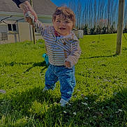 Noah a rejoint le concours — aidez-le/la à gagner de superbes lots ! adult_hand, backyard, blue_sky, child, daisies, grass, hand_holding, happy, house, jeans, outdoor, playtime, portrait, smile, standing, striped_jacket, sunny, toddler, trees, white_shoes