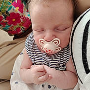 Camélia a rejoint le concours — aidez-le/la à gagner de superbes lots ! baby, sleeping, pacifier, striped_clothing, heart_pattern, close_up, infant, person, hand, soft_skin, floral_background, cuddle, peaceful, cute, indoors, comfort, nap, striped_garment, child, portrait