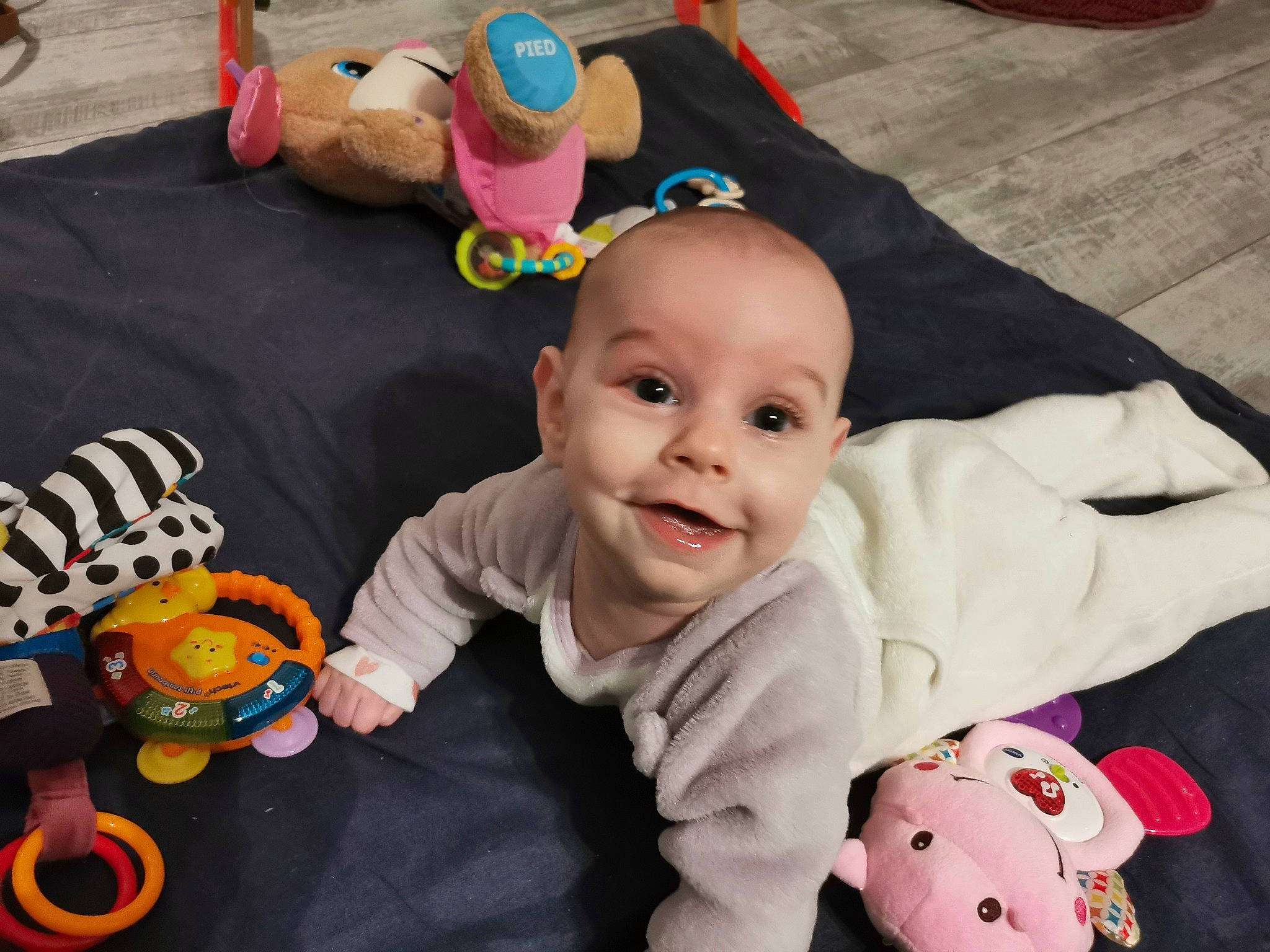 Amy a rejoint le concours — aidez-le/la à gagner de superbes lots ! baby, baby_toddler_clothing, cheek, child, eye, face, flooring, fun, happy, head, headgear, joy, people, person, pink, skin, sleeve, smile, textile, toddler