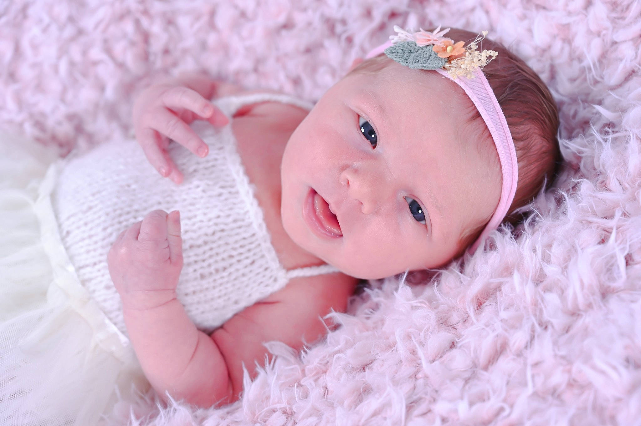 Lyana participe au concours pour gagner de l'argent avec cette photo : baby, baby_toddler_clothing, cap, cheek, eye, eyebrow, eyelash, grass, happy, hat, headpiece, headwear, iris, lip, person, pink, product, skin, smile, sun_hat