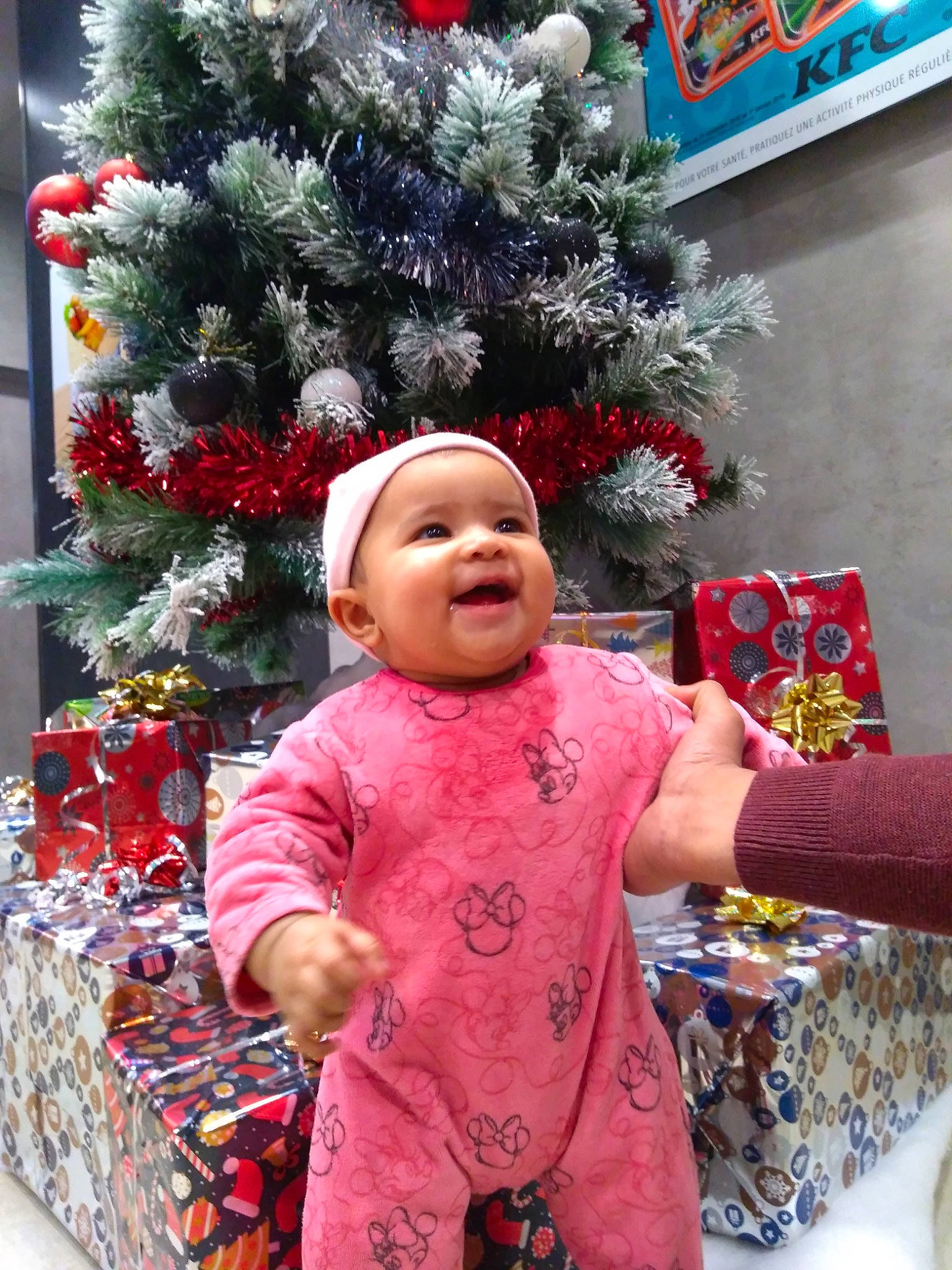 Anya participe au concours pour gagner de l'argent avec cette photo : child, christmas, christmas_decoration, christmas_ornament, christmas_tree, event, holiday, infant, person, toddler