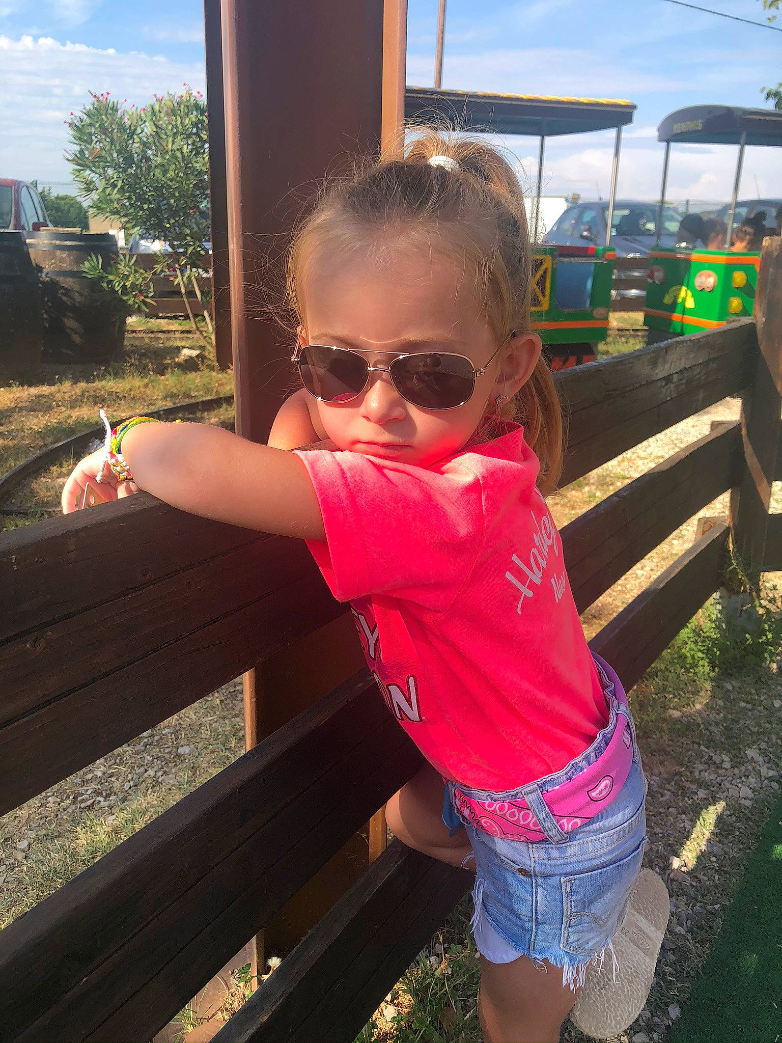 Raïley a rejoint le concours — aidez-le/la à gagner de superbes lots ! cloud, cool, eyewear, facial_expression, glasses, goggles, grass, happy, leaf, leisure, morning, person, plant, shorts, sky, sleeve, standing, sunglasses, sunlight, travel