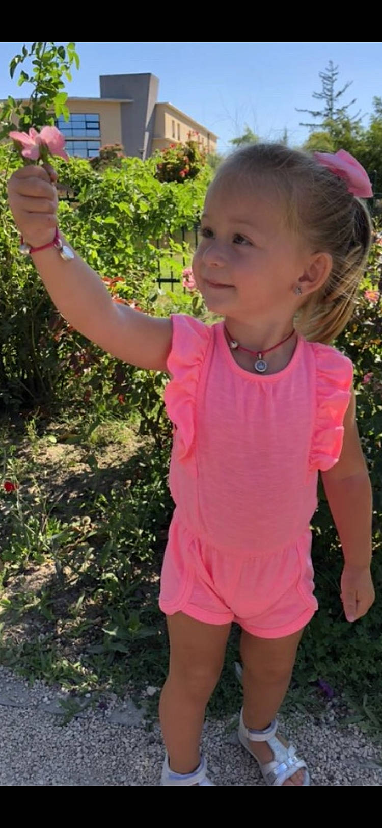Raïley participe au concours pour gagner de l'argent avec cette photo : face, gesture, grass, happy, head, joint, leaf, leisure, mouth, people_in_nature, person, pink, plant, shorts, sleeve, smile, t_shirt, thigh, toddler, tree