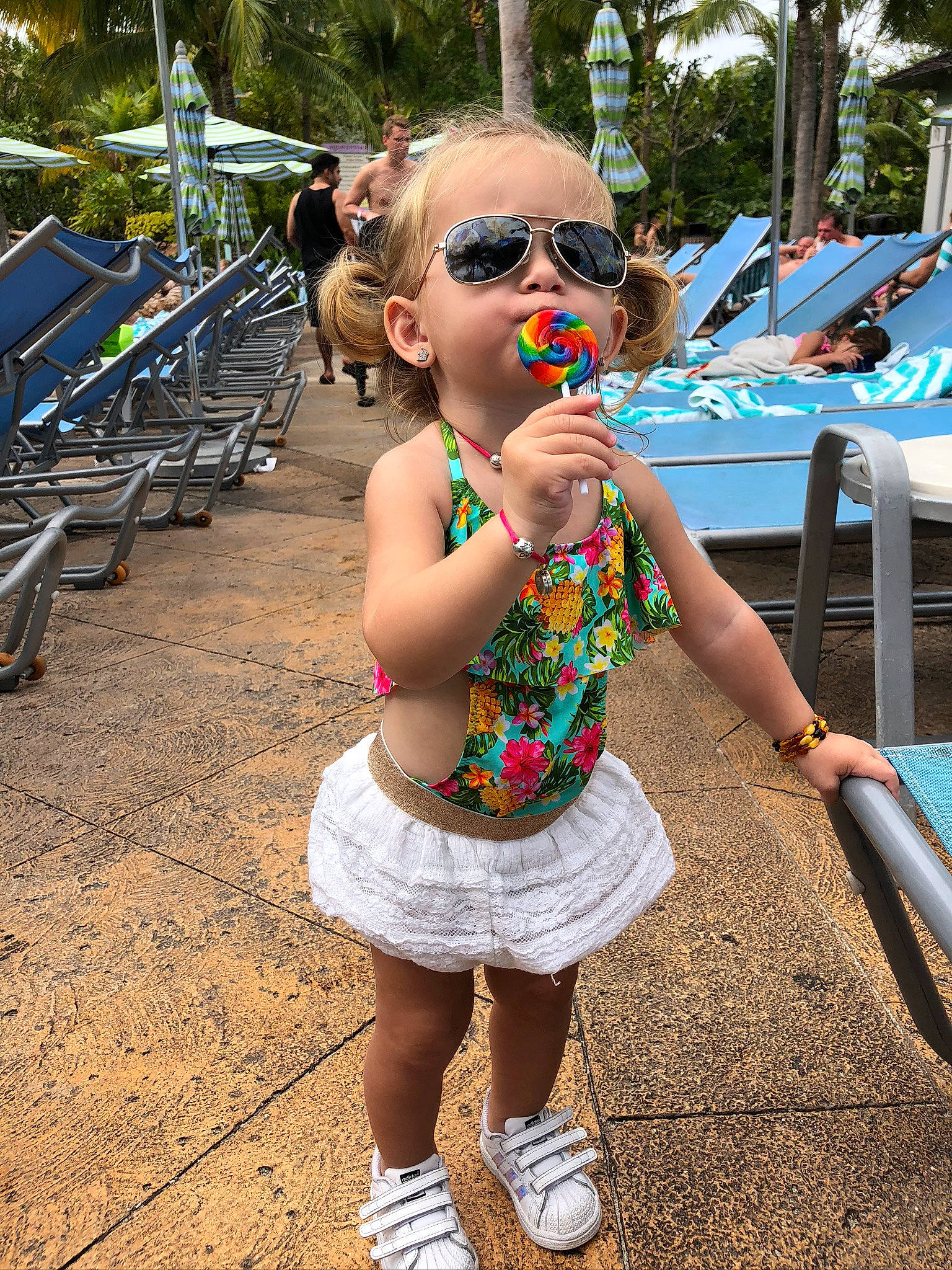 Raïley a rejoint le concours — aidez-le/la à gagner de superbes lots ! car, child, eyewear, fun, glasses, goggles, happy, leisure, motor_vehicle, person, pink, public_space, recreation, shoe, sneakers, sunglasses, thigh, toddler, travel, tree