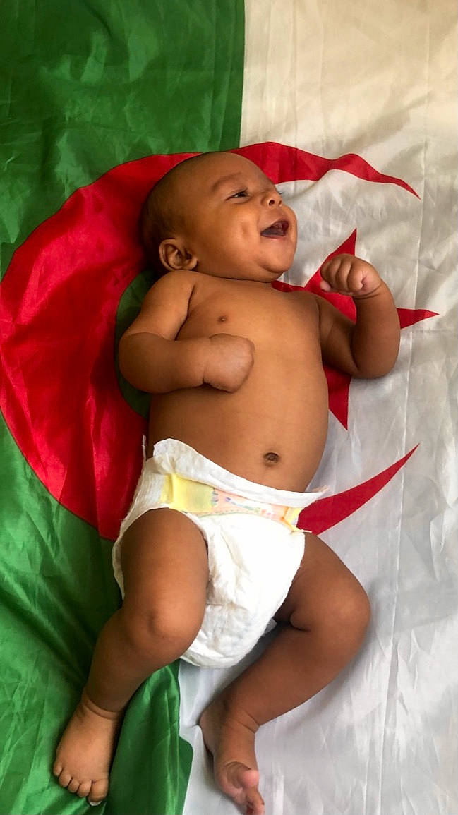 Kaïs a rejoint le concours — aidez-le/la à gagner de superbes lots ! abdomen, baby, cheek, chest, child, comfort, diaper, gesture, happy, head, human_body, human_leg, navel, person, skin, smile, stomach, thigh, thumb, toddler