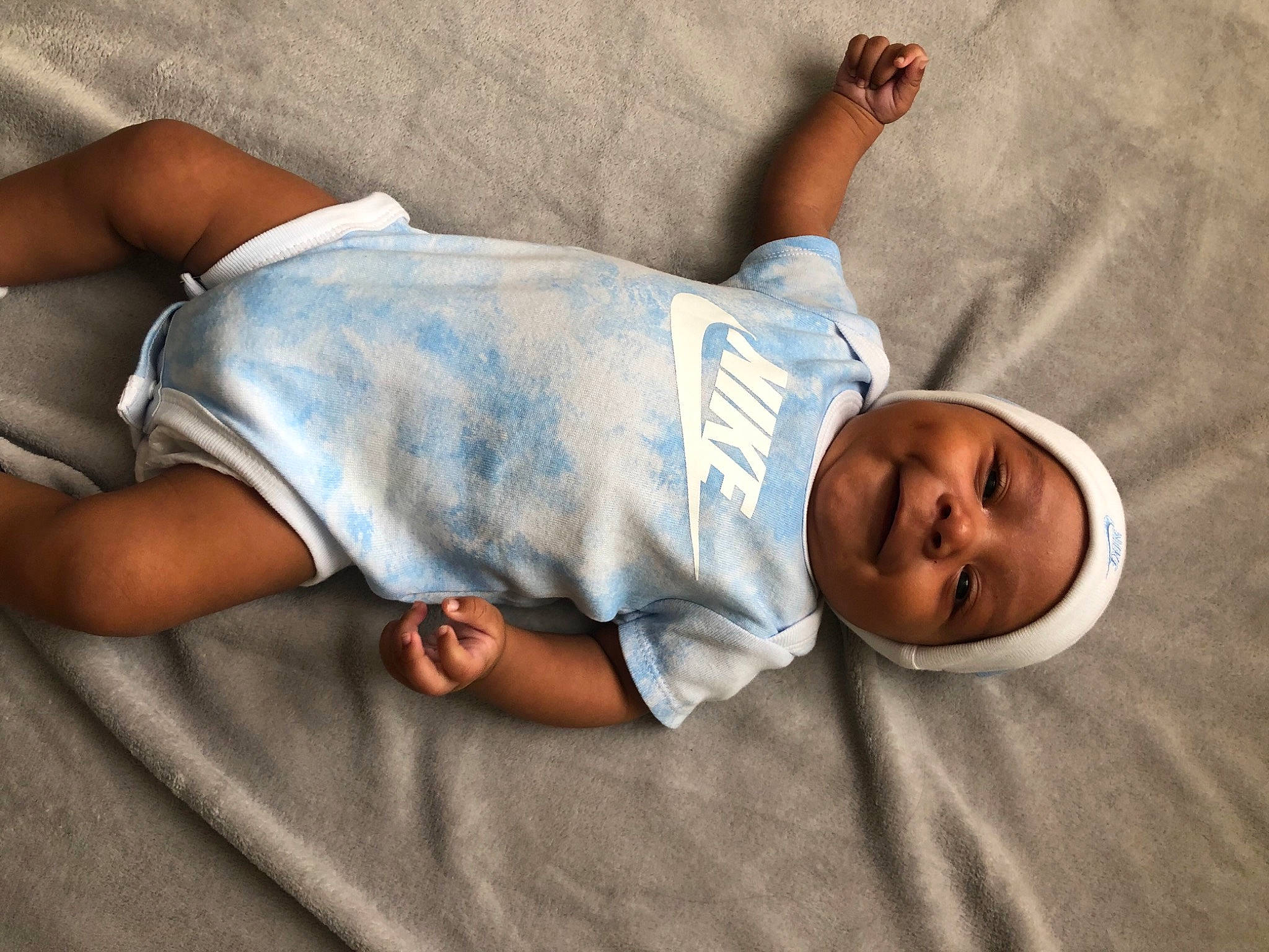 Kaïs participe au concours pour gagner de l'argent avec cette photo : baby, baby_toddler_clothing, barefoot, child, comfort, elbow, head, headwear, human, human_body, joint, knee, leg, mouth, people, person, skin, sleeve, t_shirt, thigh