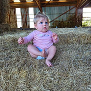 Ophélie a rejoint le concours — aidez-le/la à gagner de superbes lots ! baby, barn, blue_eyes, child, childhood, curious, cute, diaper, expression, farm, hay, indoor, infant, natural_light, person, pink_shirt, portrait, rustic, sitting, wooden_beams