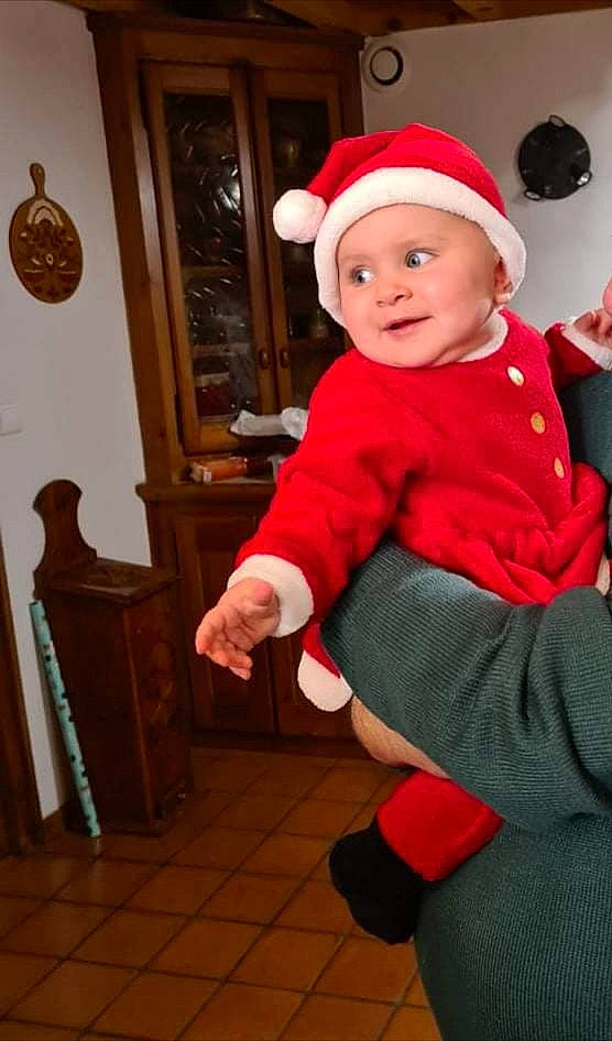 Malia a rejoint le concours — aidez-le/la à gagner de superbes lots ! baby, baby_toddler_clothing, cap, christmas, door, event, fictional_character, flooring, fun, fur, happy, headgear, headwear, holiday, joy, magenta, person, pink, room, sleeve