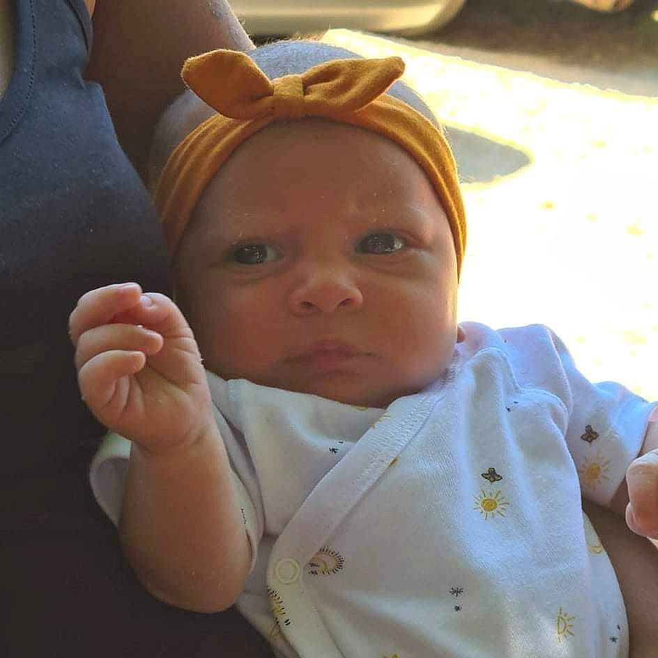 Malia a rejoint le concours — aidez-le/la à gagner de superbes lots ! arm, baby_toddler_clothing, cheek, comfort, ear, eye, eyebrow, face, gesture, hand, happy, human_body, lip, mammal, mouth, neck, nose, person, skin, sleeve