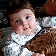 Adrianno a rejoint le concours — aidez-le/la à gagner de superbes lots ! baby, infant, face, hand, blanket, knitwear, clothing, expression, curious, eyes, hair, indoor, portrait, child, cute, skin, person, support, tattoo, resting