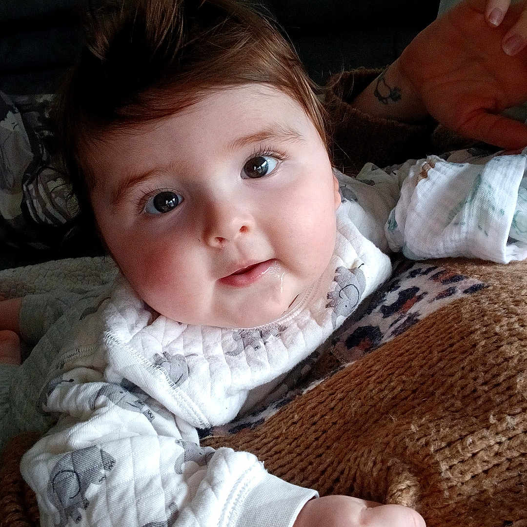 Adrianno a rejoint le concours — aidez-le/la à gagner de superbes lots ! baby, infant, face, hand, blanket, knitwear, clothing, expression, curious, eyes, hair, indoor, portrait, child, cute, skin, person, support, tattoo, resting