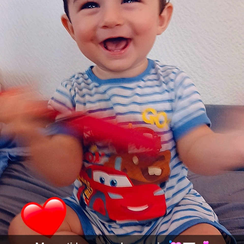 Keyden participe au concours pour gagner de l'argent avec cette photo : architecture, baby, bodypart, clothing, couch, face, finger, furniture, hand, happy, head, laughing, mouth, pants, person, photography, portrait, smile, t_shirt, teeth