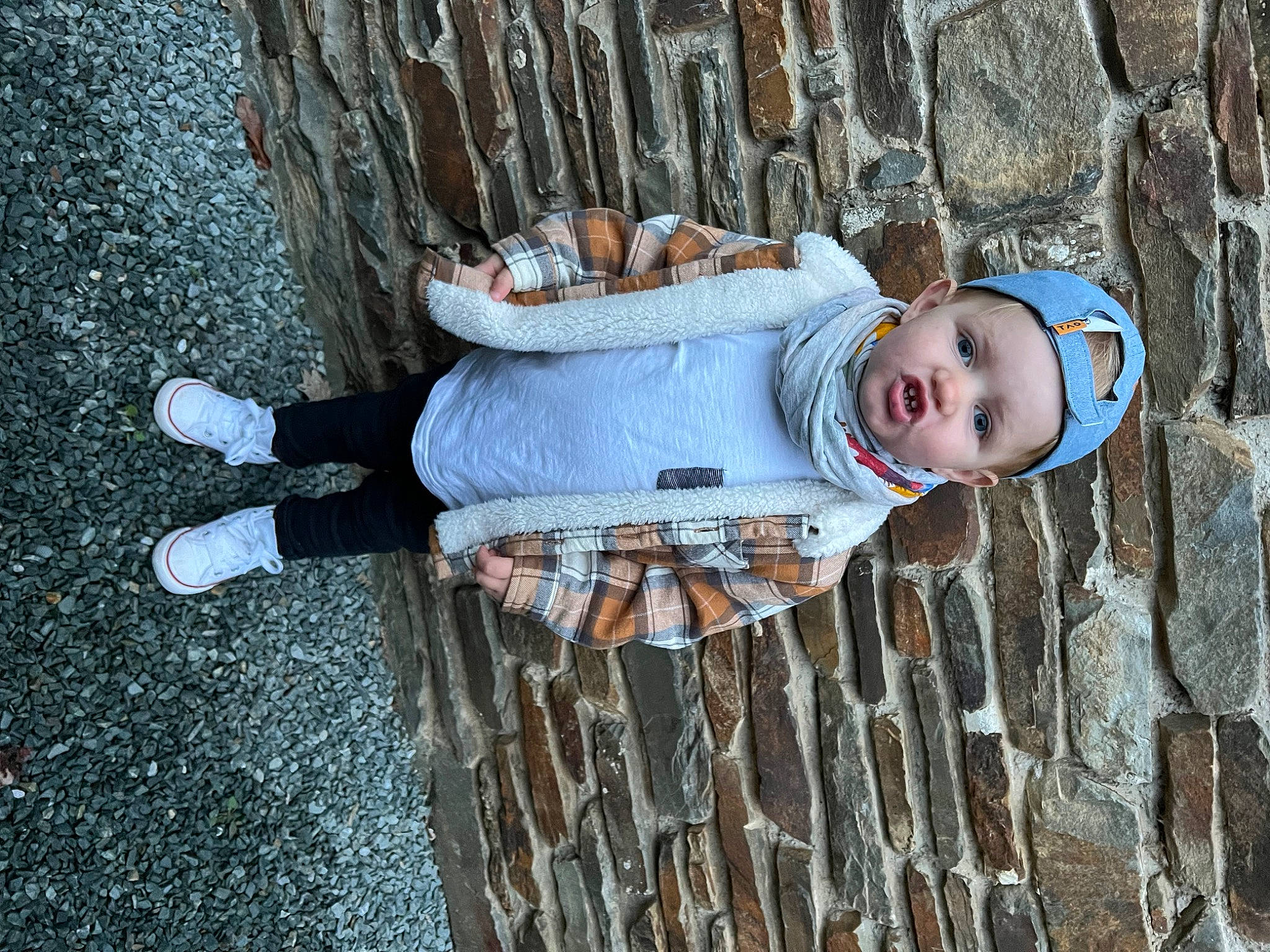 Maylonn a rejoint le concours — aidez-le/la à gagner de superbes lots ! baby, baby_toddler_clothing, child, design, eye, fun, hat, headwear, metal, pattern, person, portrait_photography, sitting, smile, toddler, tree, wood