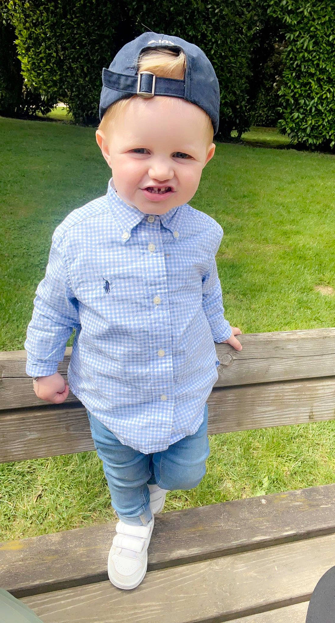 Maylonn participe au concours pour gagner de l'argent avec cette photo : baby_toddler_clothing, blue, cap, clothing, cool, denim, dress_shirt, electric_blue, grass, green, hat, headwear, outerwear, pattern, person, photograph, plaid, plant, sleeve, smile