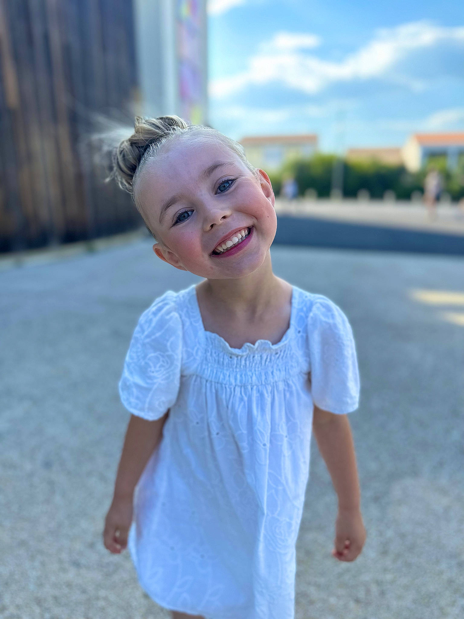 Cléa a rejoint le concours — aidez-le/la à gagner de superbes lots ! asphalt, azure, baby, baby_toddler_clothing, child, cloud, electric_blue, fun, grass, happy, joy, leisure, magenta, ocean, person, sky, sleeve, smile, standing, t_shirt