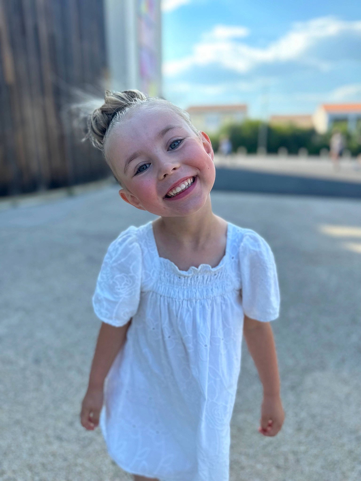 Cléa a rejoint le concours — aidez-le/la à gagner de superbes lots ! asphalt, azure, baby, baby_toddler_clothing, beauty, child, cloud, electric_blue, eye, face, fun, grass, happy, joy, leisure, person, sky, sleeve, smile, standing