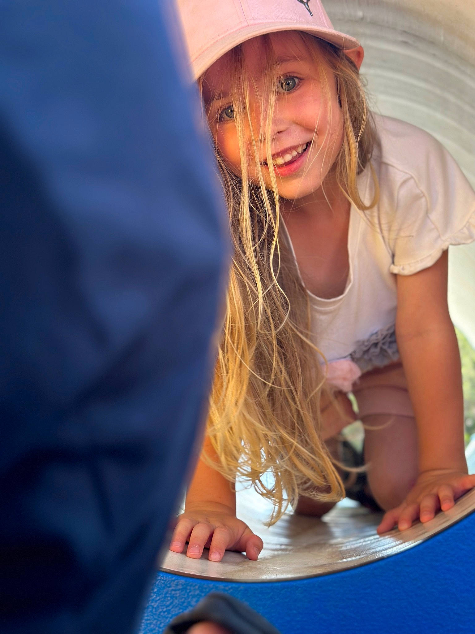 Cléa a rejoint le concours — aidez-le/la à gagner de superbes lots ! baseball_cap, blond, blue, brown_hair, cap, child, elbow, electric_blue, fashion_accessory, flash_photography, fun, hairstyle, happy, human_leg, joy, leisure, lip, person, recreation, smile